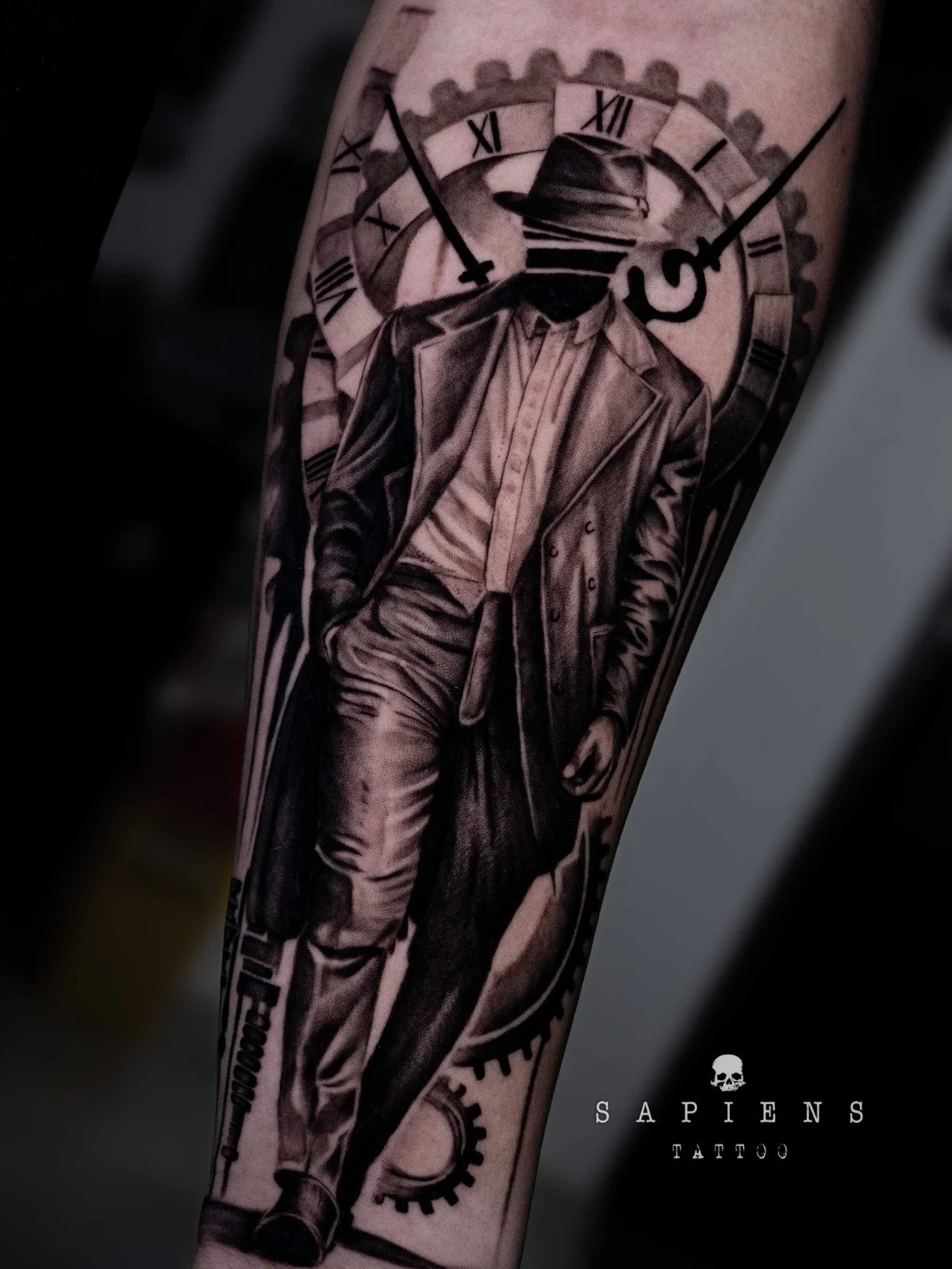 tatuaj custom realizat de andrei in cadrul salonului sapiens tattoo din sectorul 3 bucuresti tatuajul este cu o sileta de om in stil clack and gray