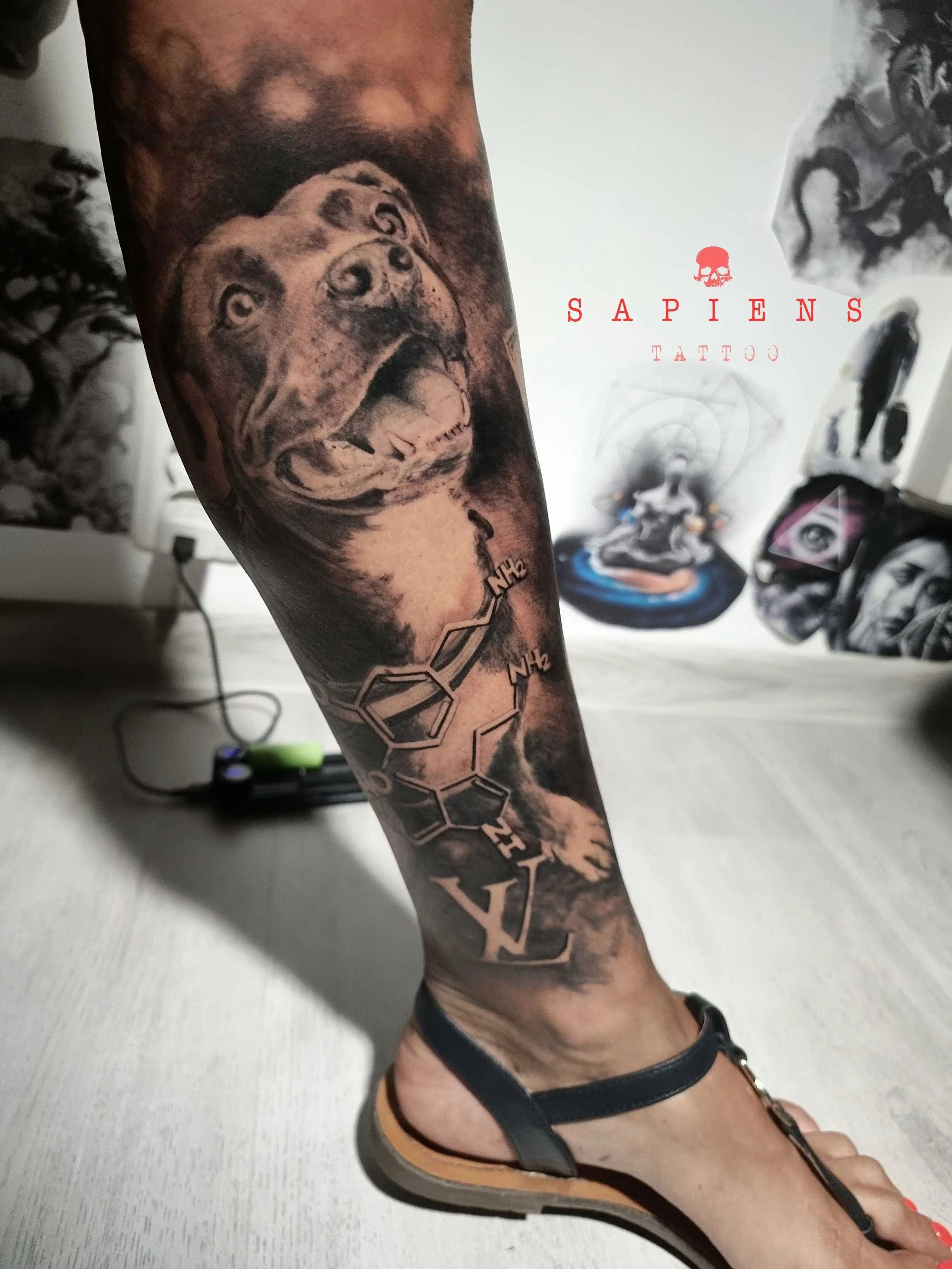 tatuaj portret pentru caine pe picior