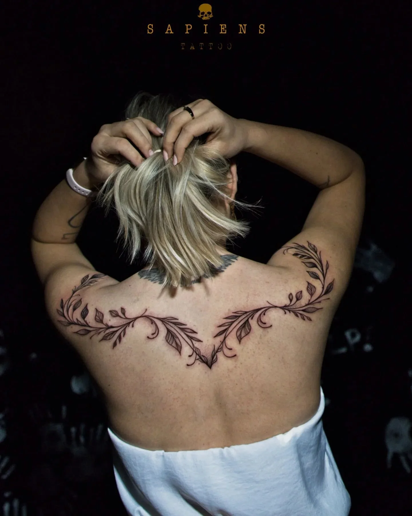 tatuaj pe spate si pe umeri pentru fete