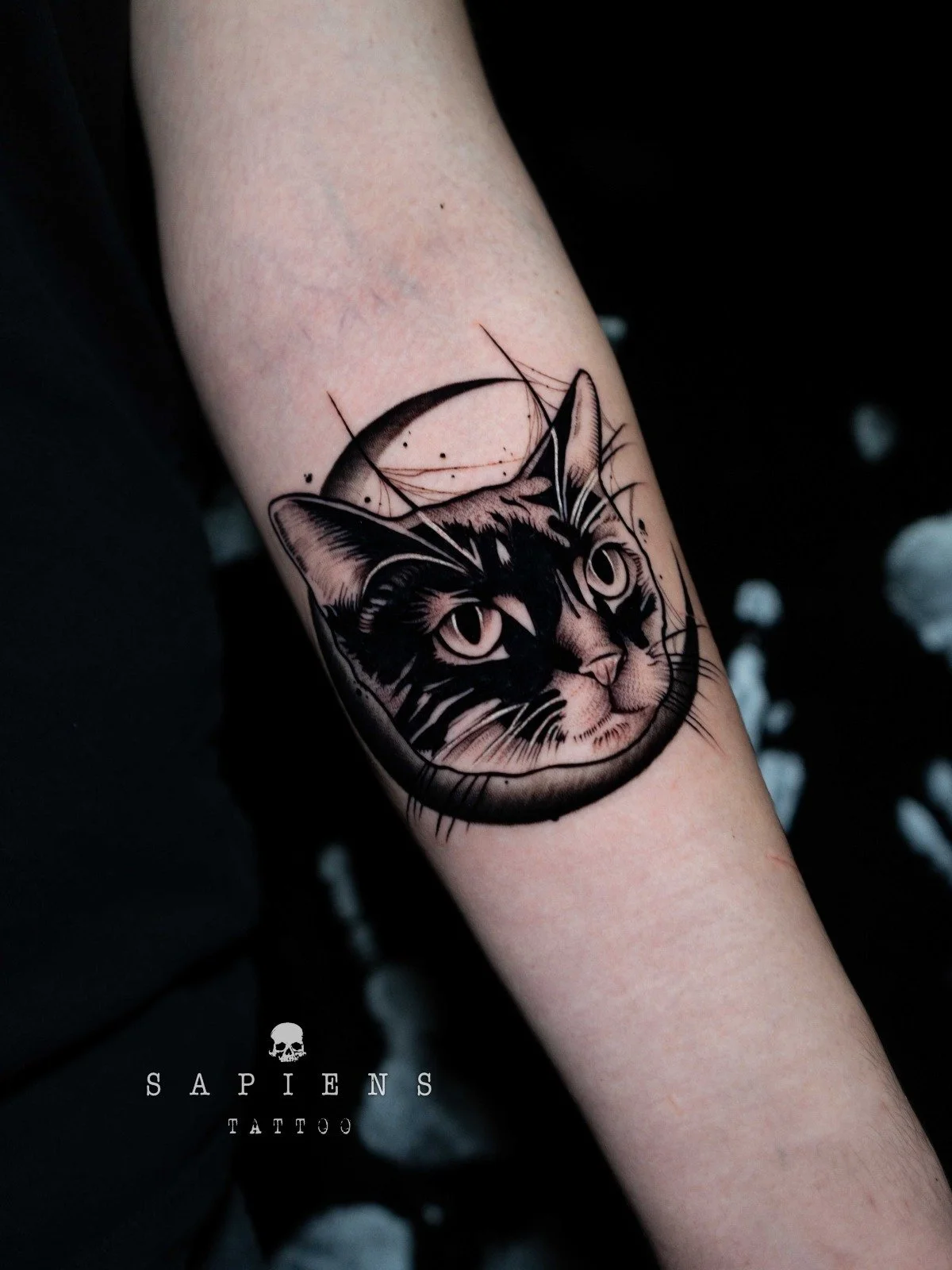 tatuaj cu pisica negra si semiluna in spate realizat pe antebratului unei femei