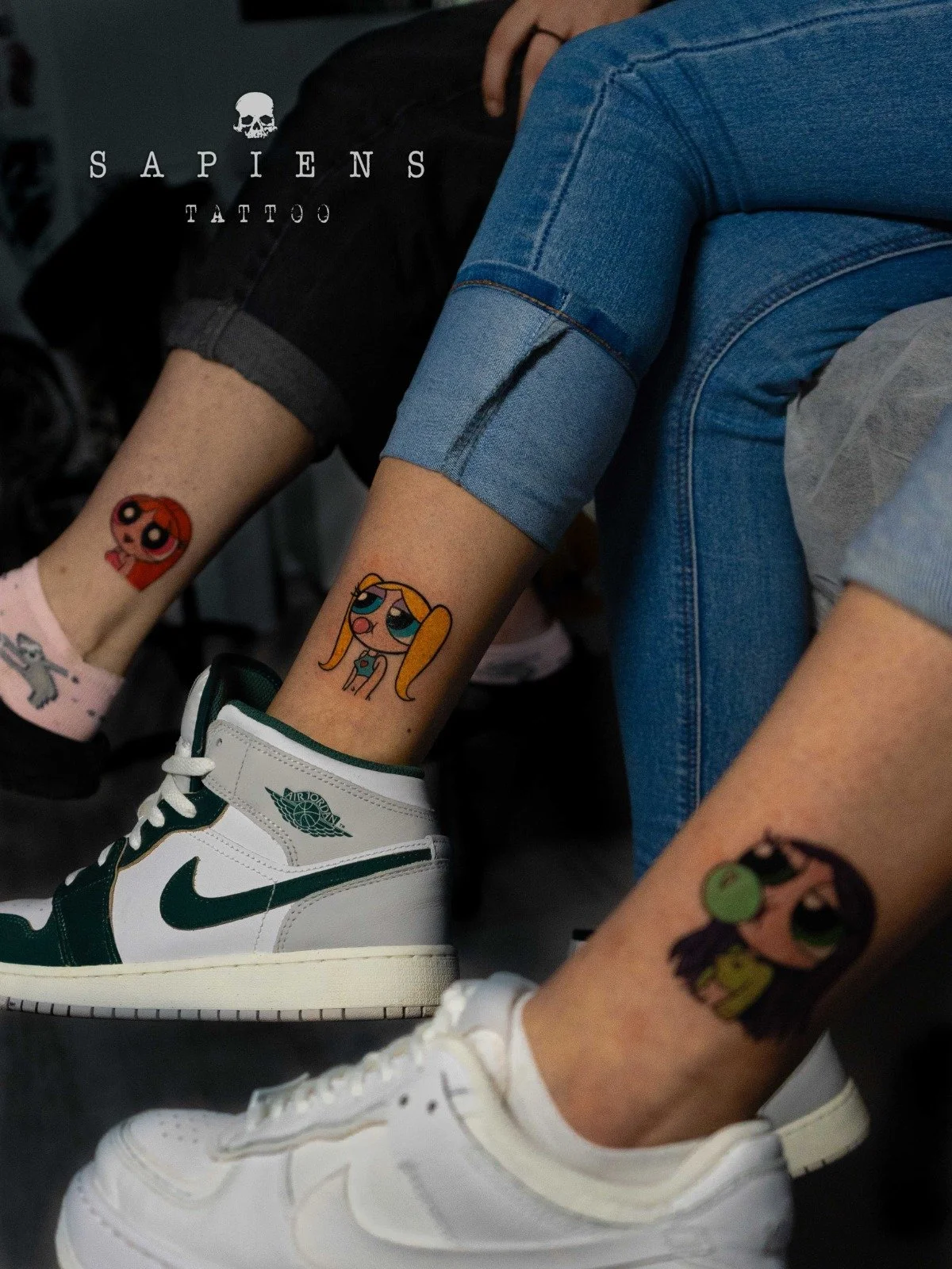 tatuaj color cu fetitele power puff pentru prietenie realizat pe glezna piciorului