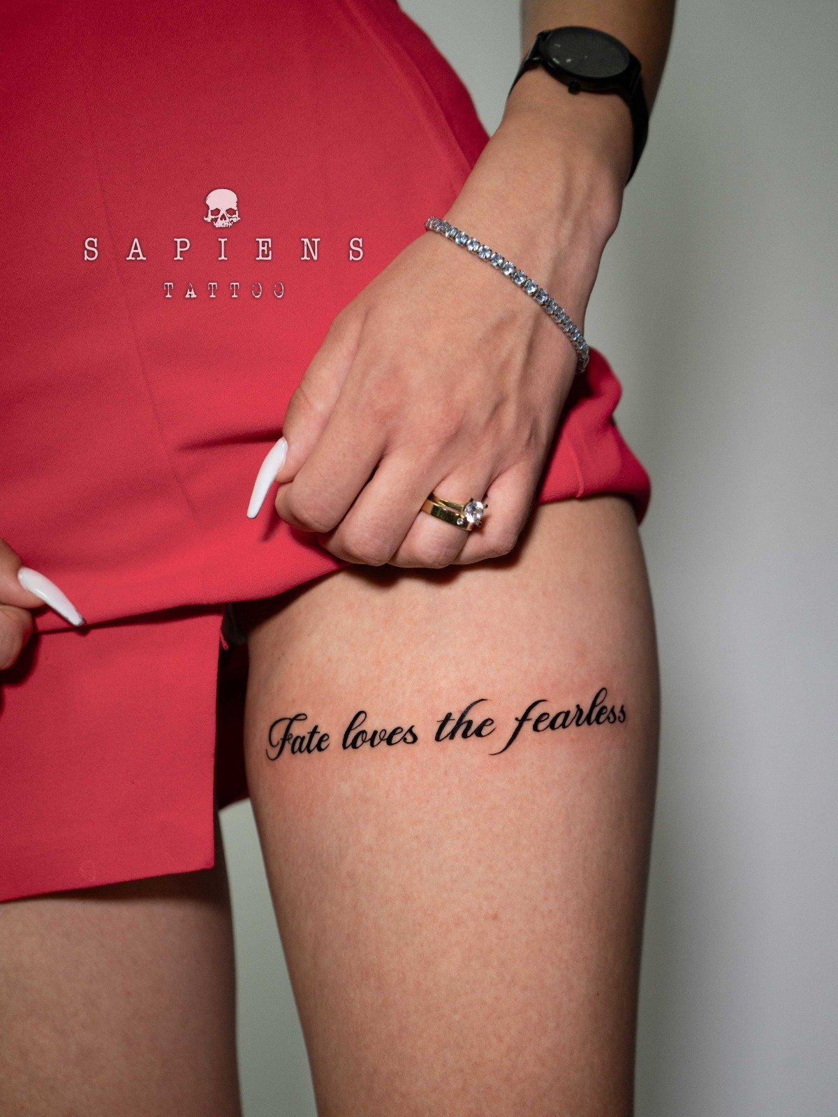 tatuaj pe picior pentru fete cu scris cursiv in limba engleza