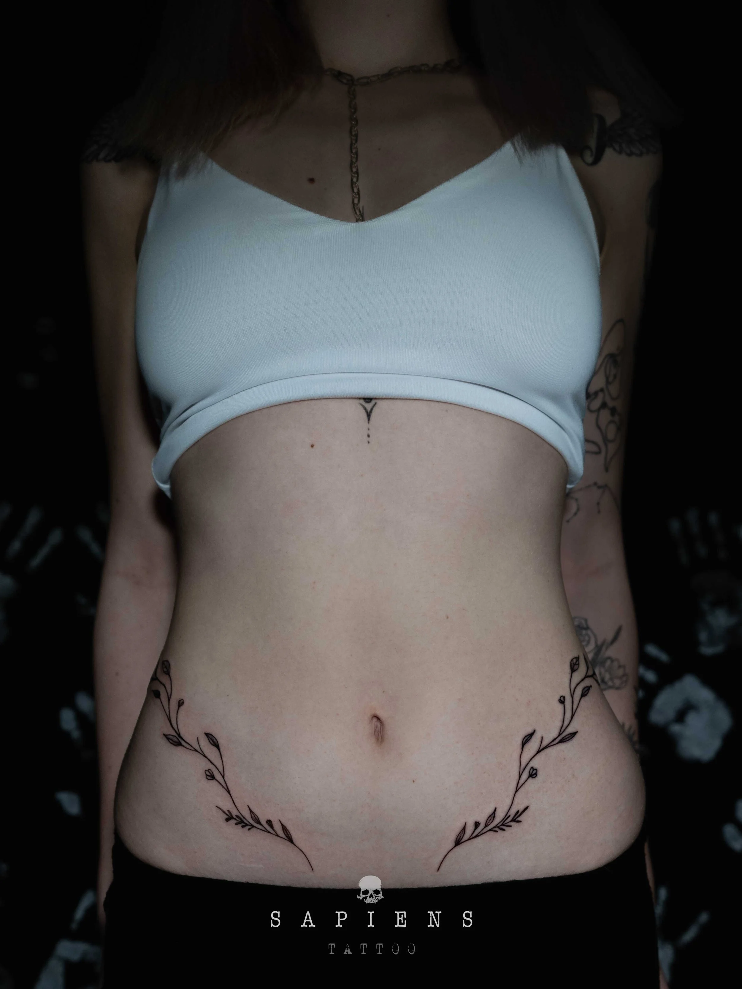 tatuaj pe abdomen ce se intinde pe solduri