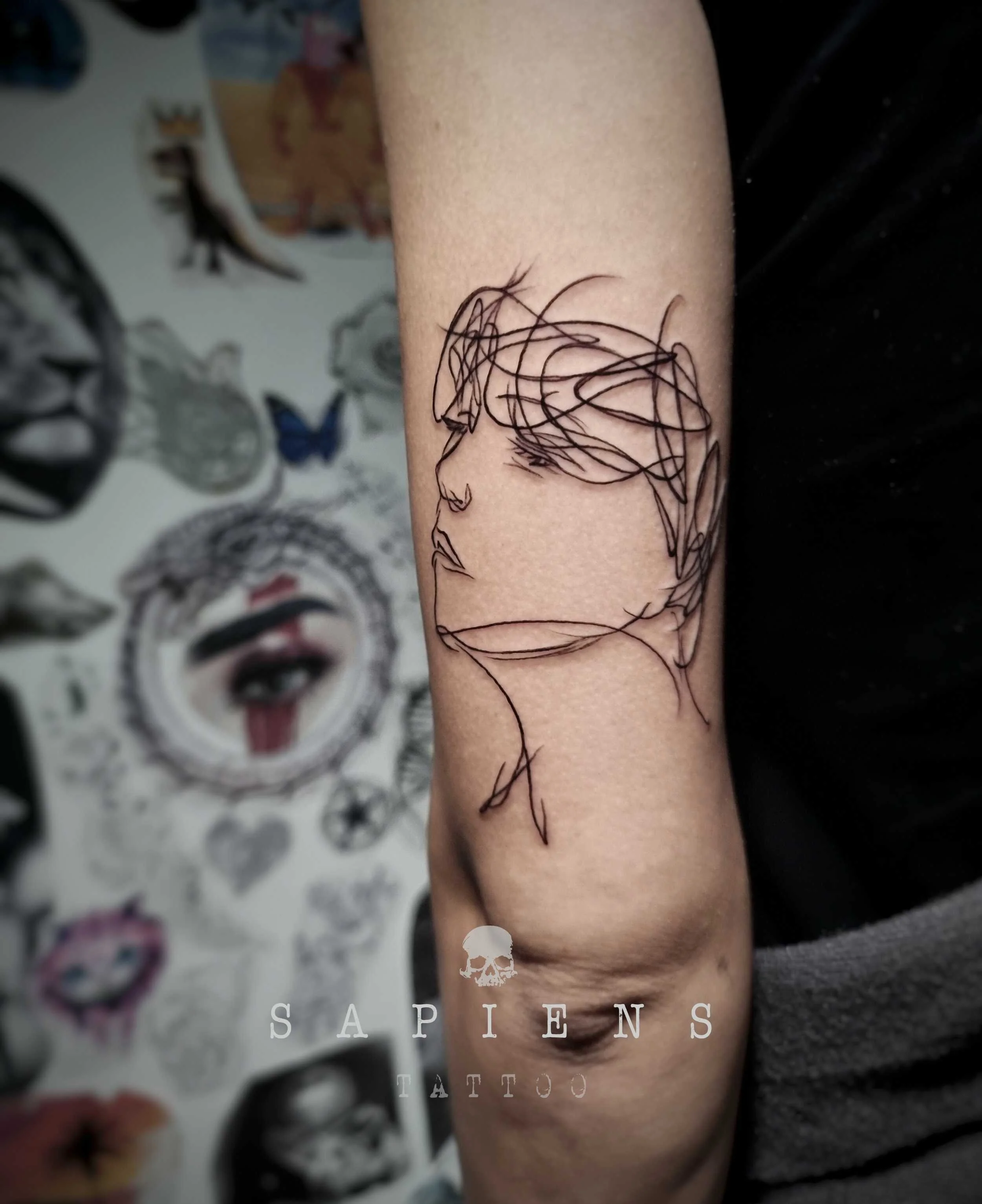 tatuaj simplu din linii cu dezordine in cap