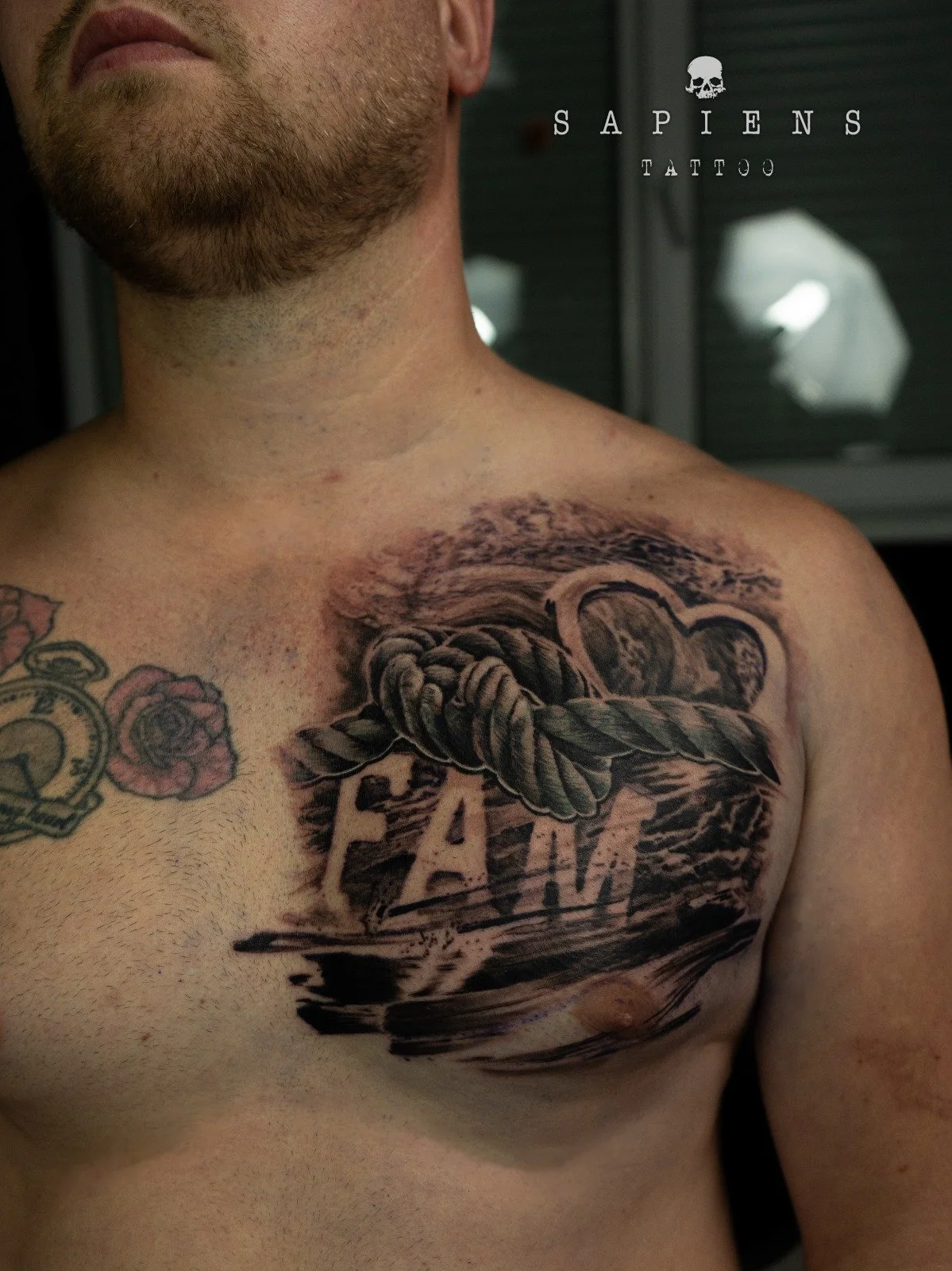 tatuaj pe piept cover peste un heratbeat acum cu un tatuaj mare in stil realistic cu scris familie peste