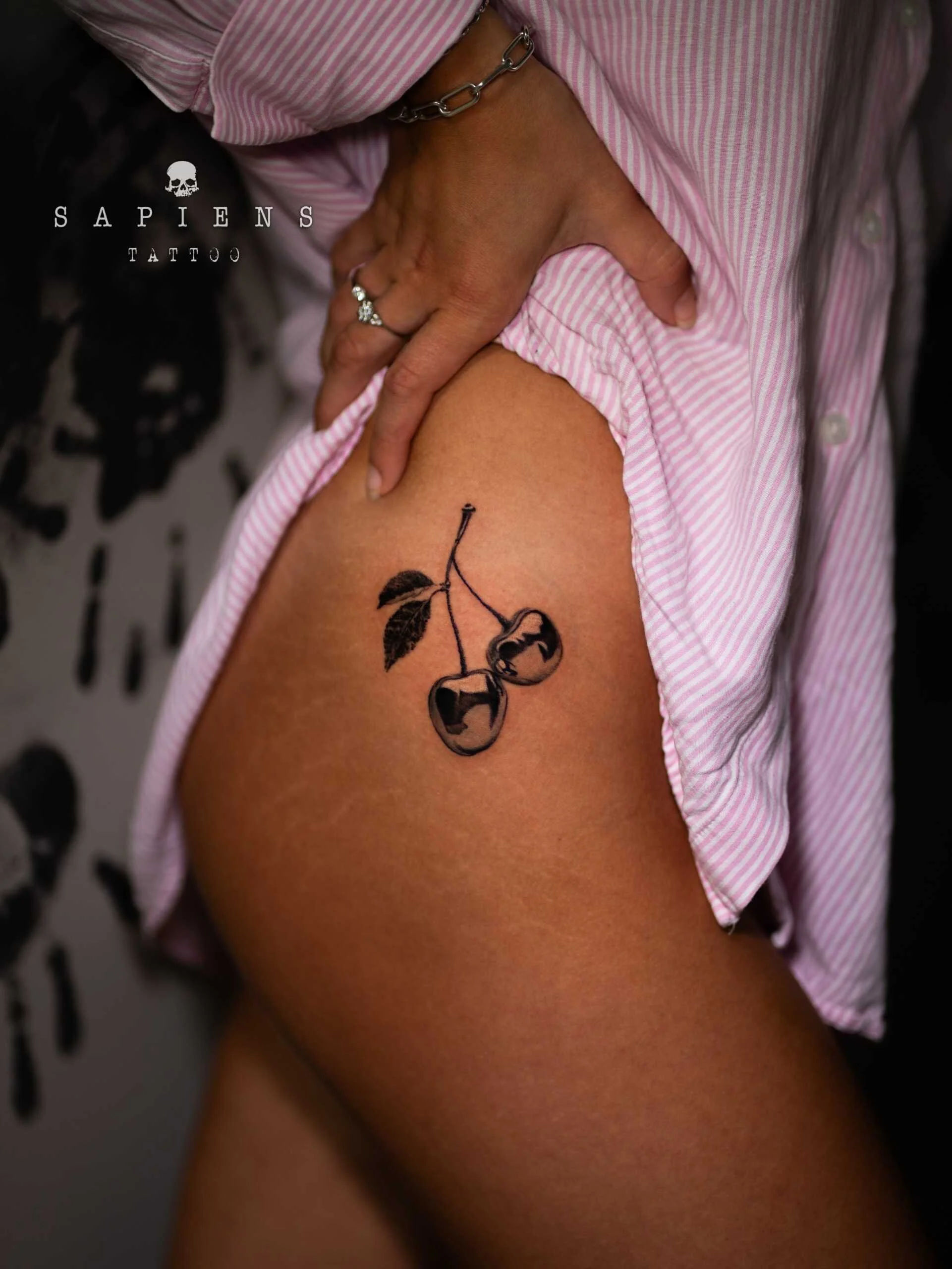 tatuaj pe fesier cu doua cirese chrome