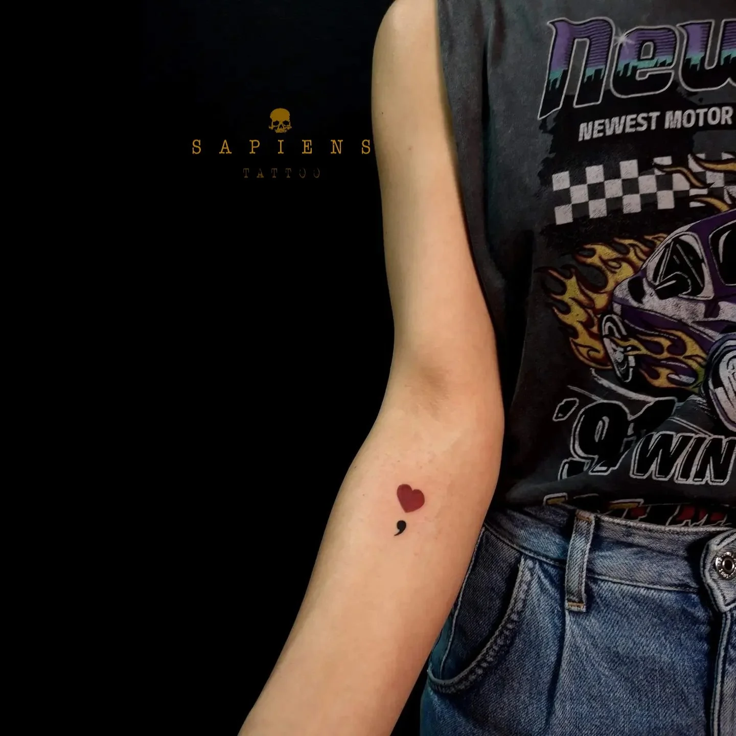 tatuaj mic pe antebrat interior cu o inimioara mica rosie color si o virgula