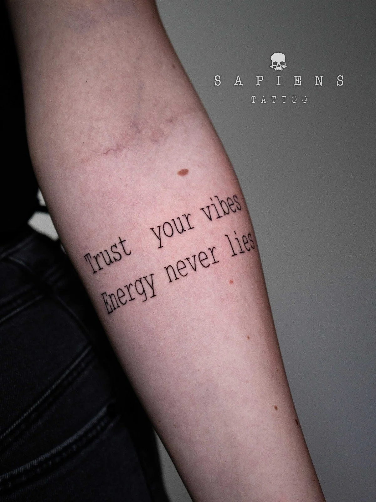 tatuaj cu scris pe brat pentru femei