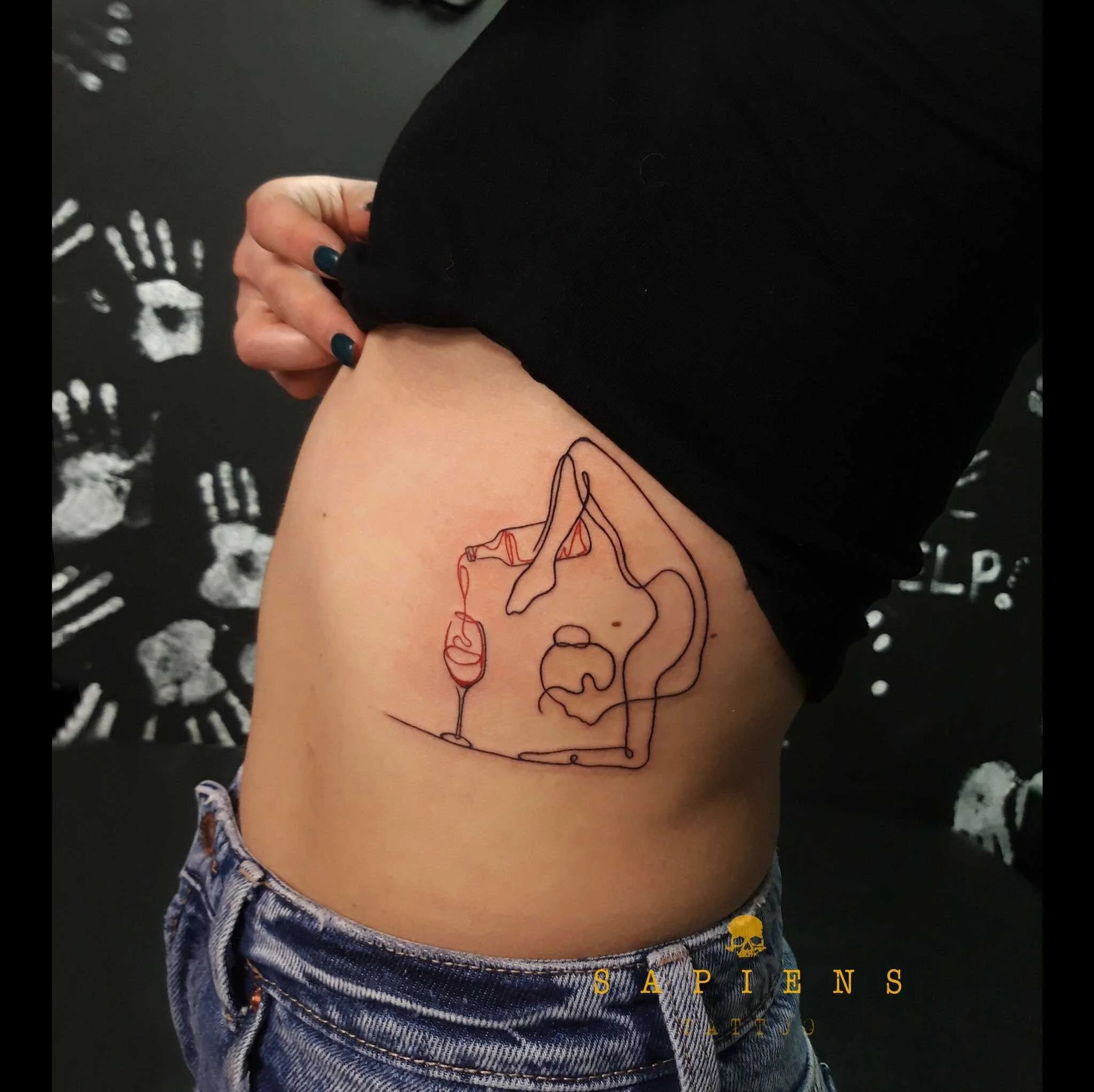 tatuaj facut din linii pe coaste