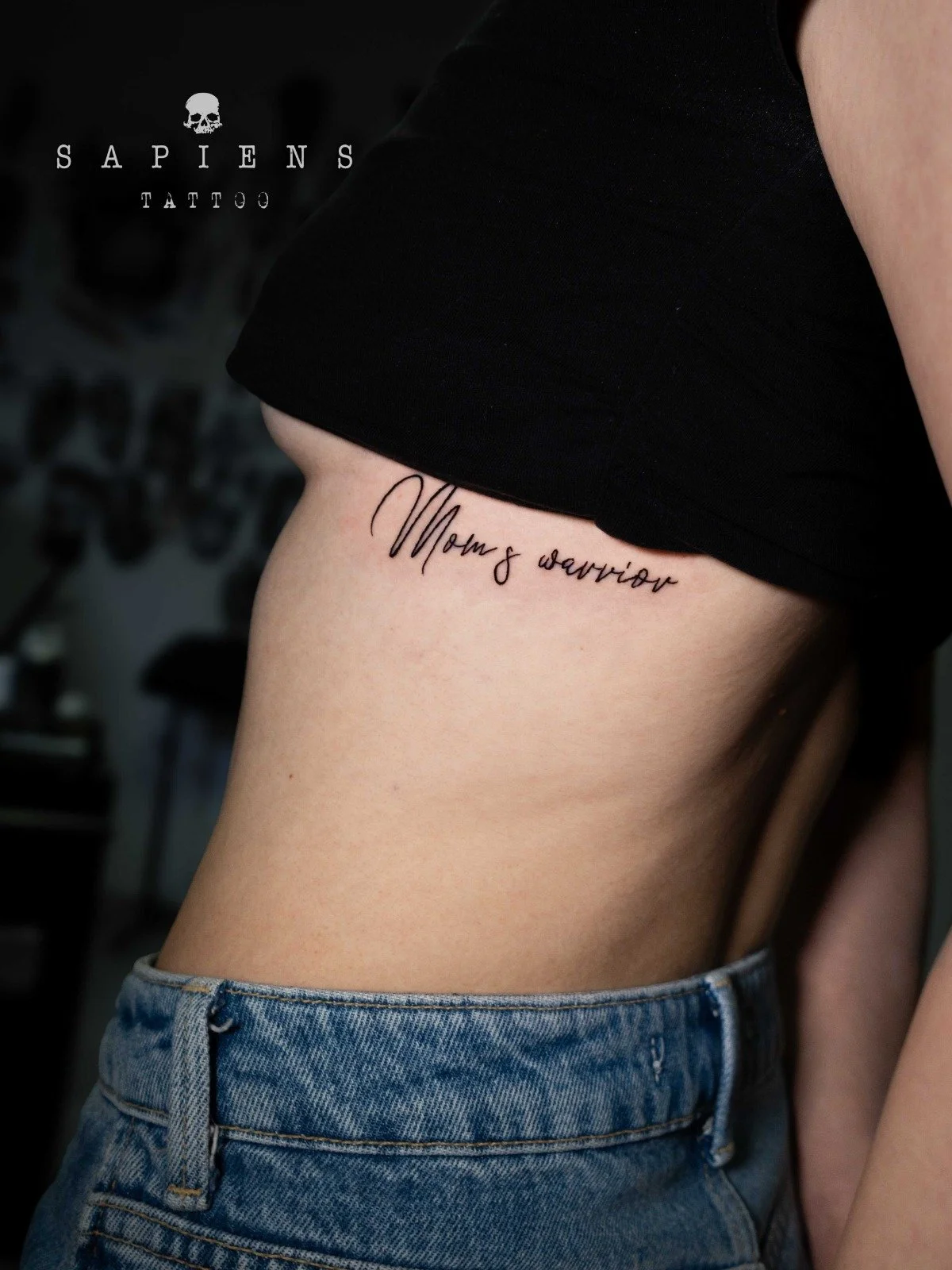 tatuaj pe coaste pentru femei cu scris mic italic mom warrior