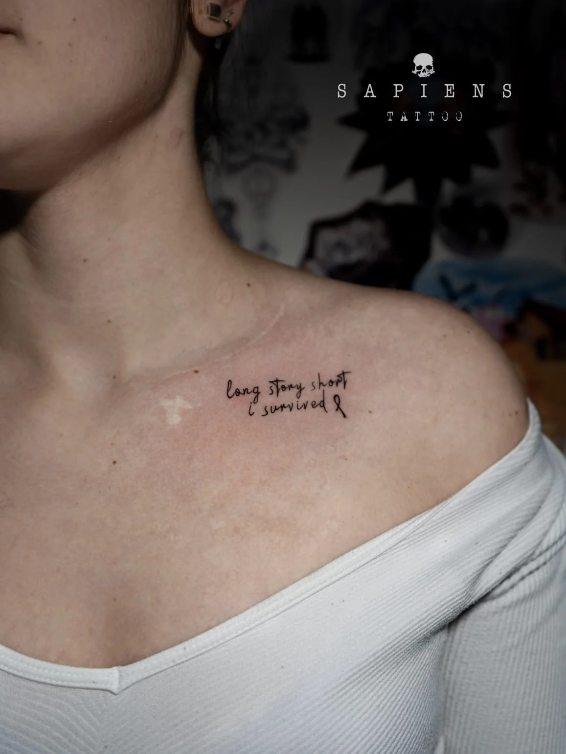 tatuaj pe clavicula cu mesaj motivational pentru femei