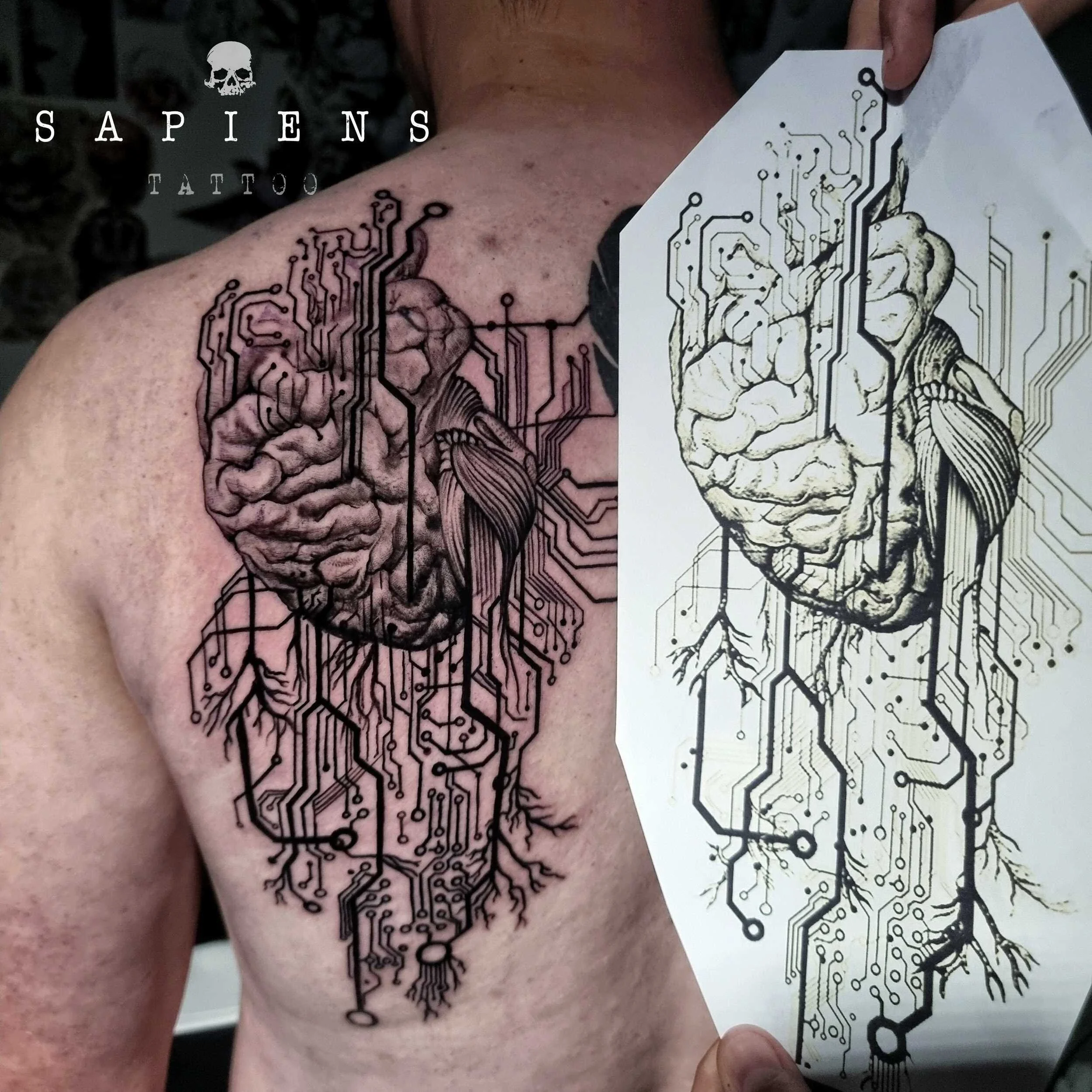 tatuaj pe omoplat pentru barbati in stil mecanic