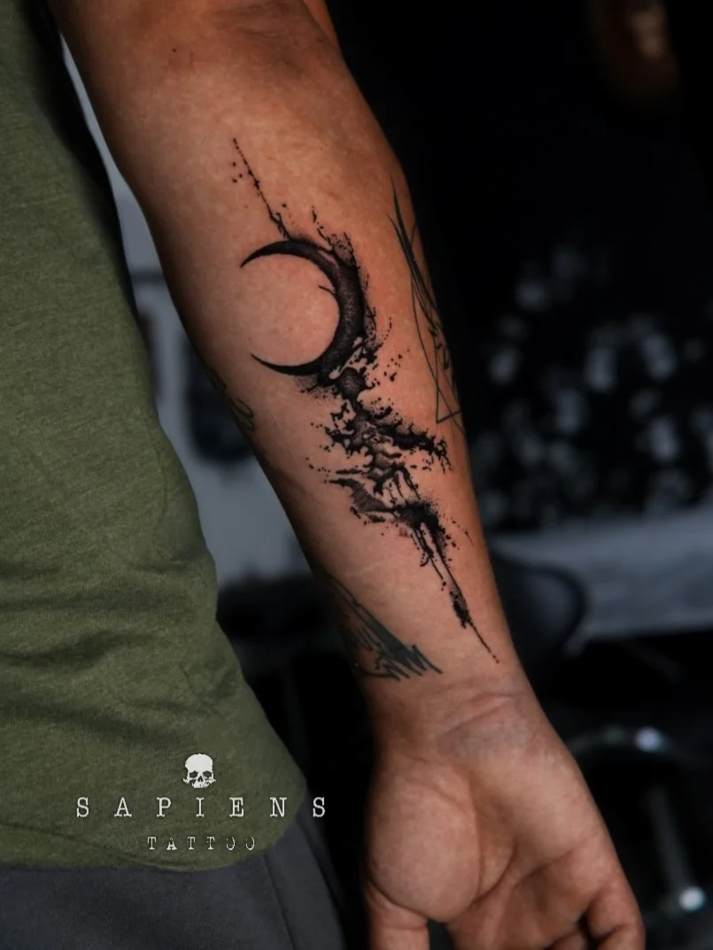 tatuaj mic pe antebrat exterior cu o luna si nori