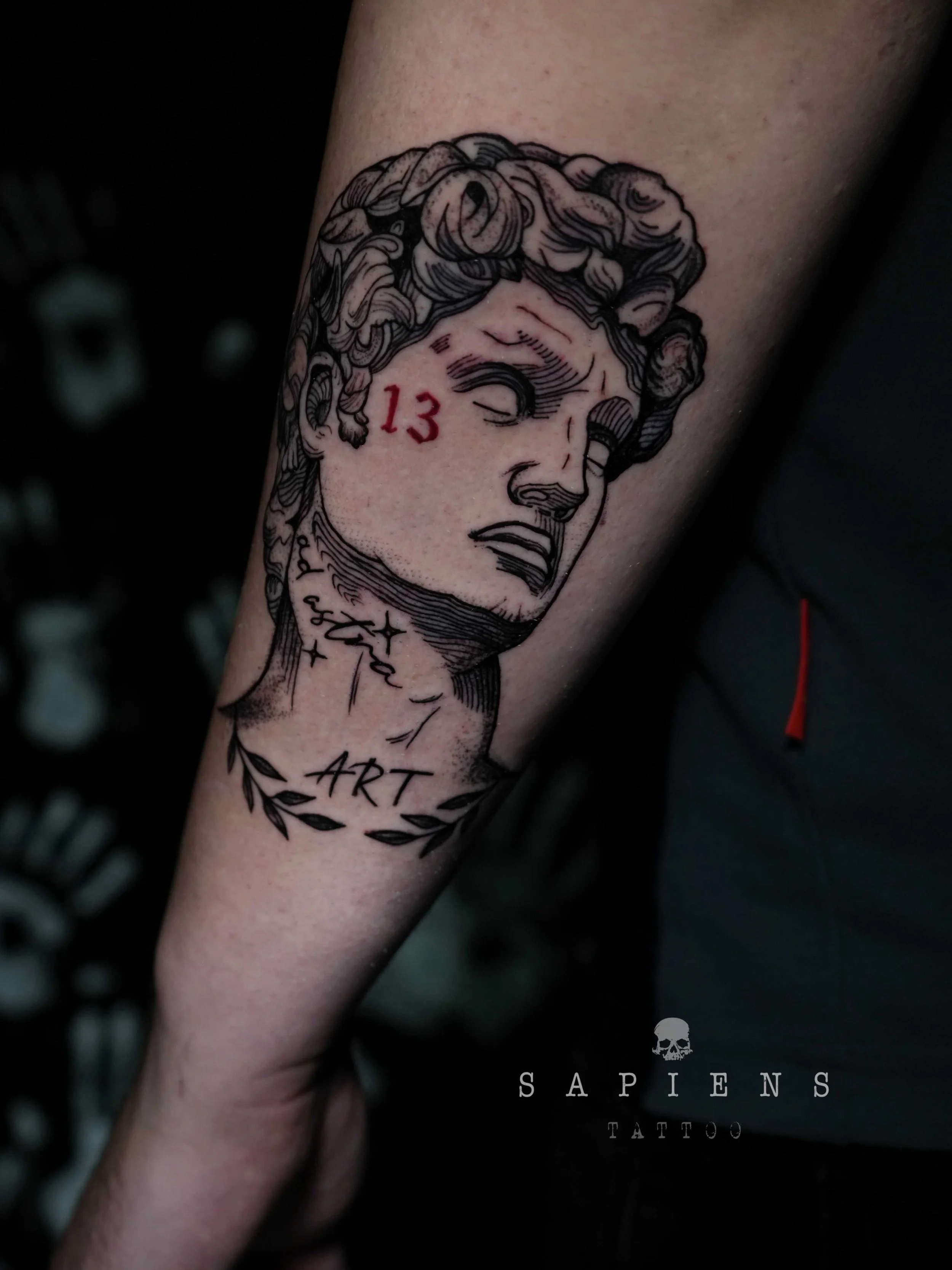 tatuaj in stil sketch pe antebrat exterior cu statuia lui david si cifra 13