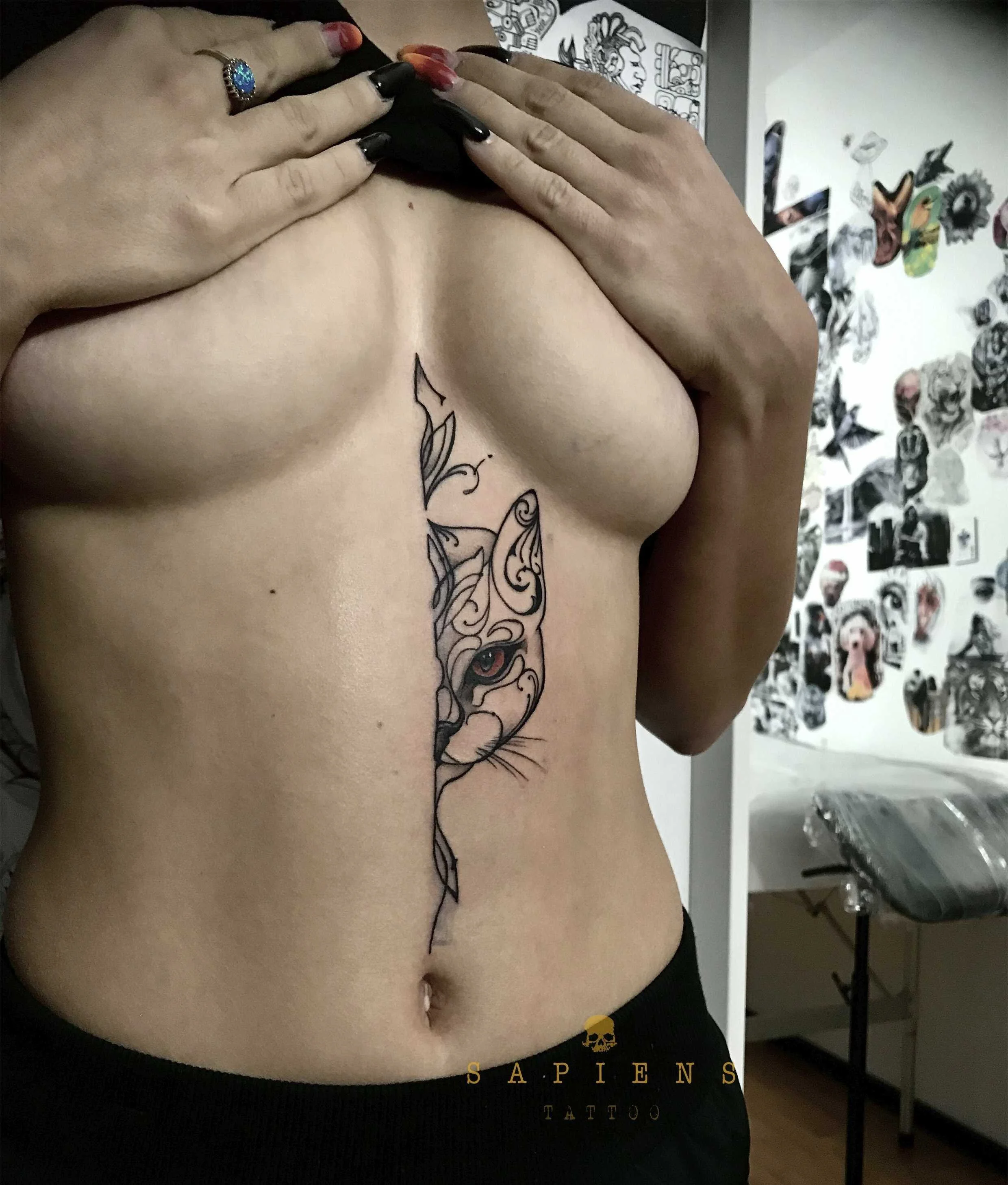 tatuaj simplu pe abdomen