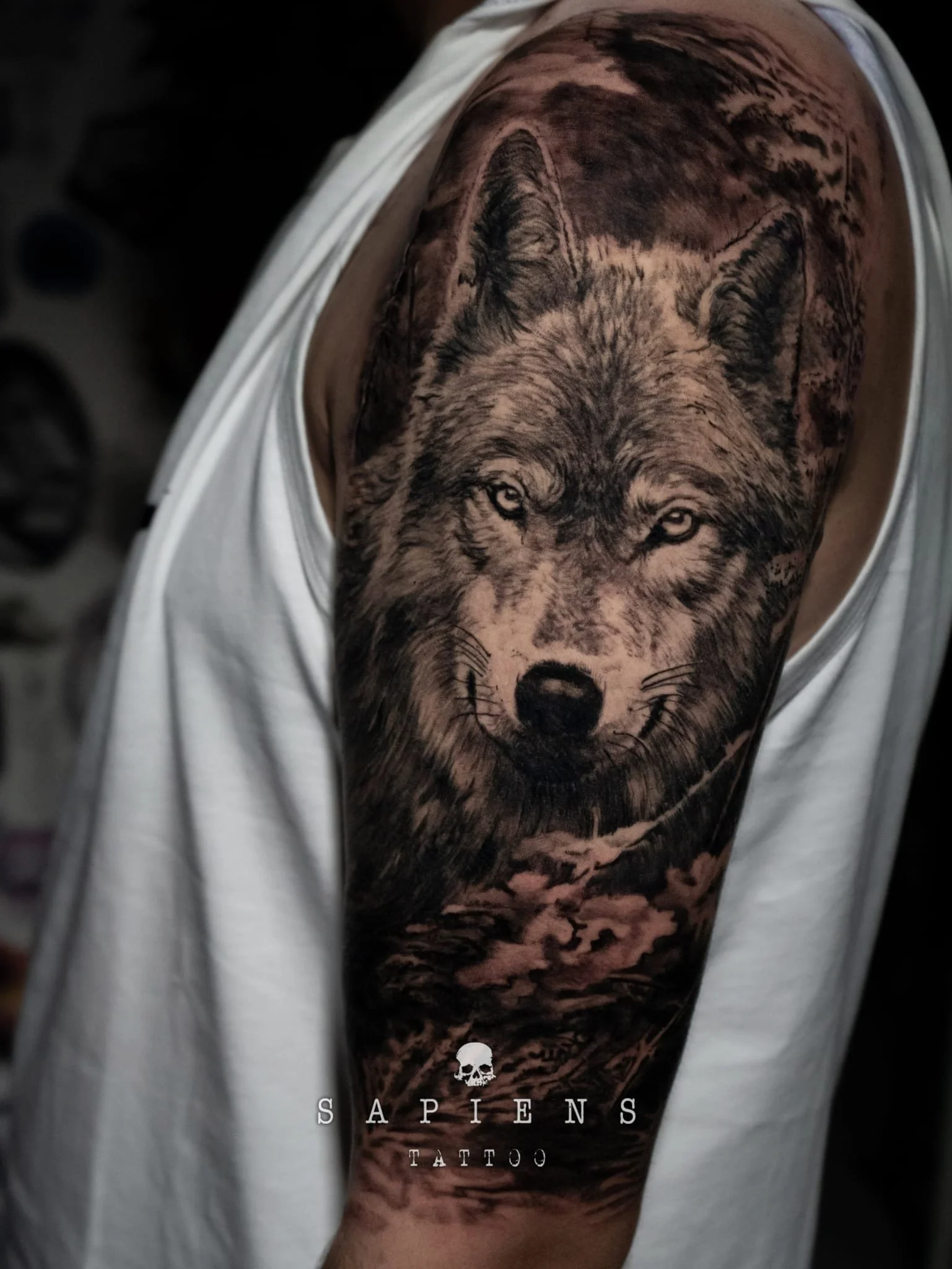 tatuaj pe brat cu un lup in padure