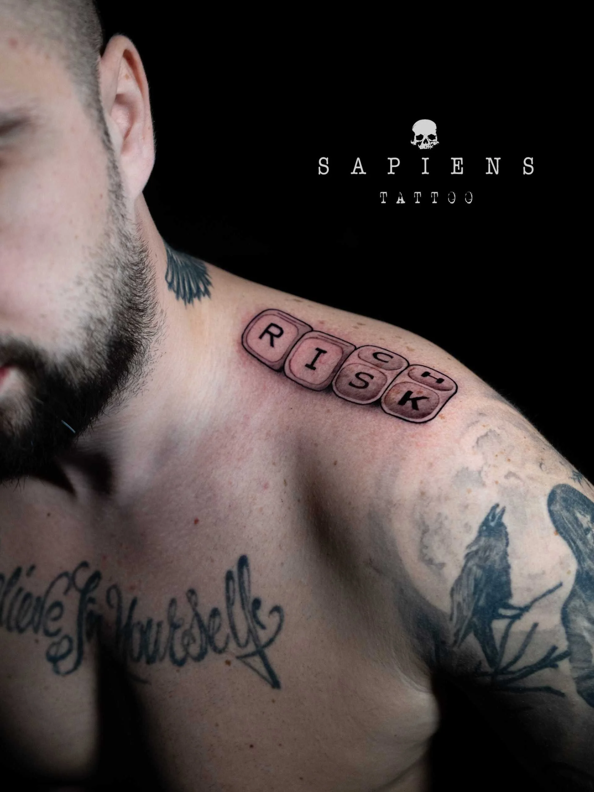 tatuaj pe umar pentru barbati cu un scris