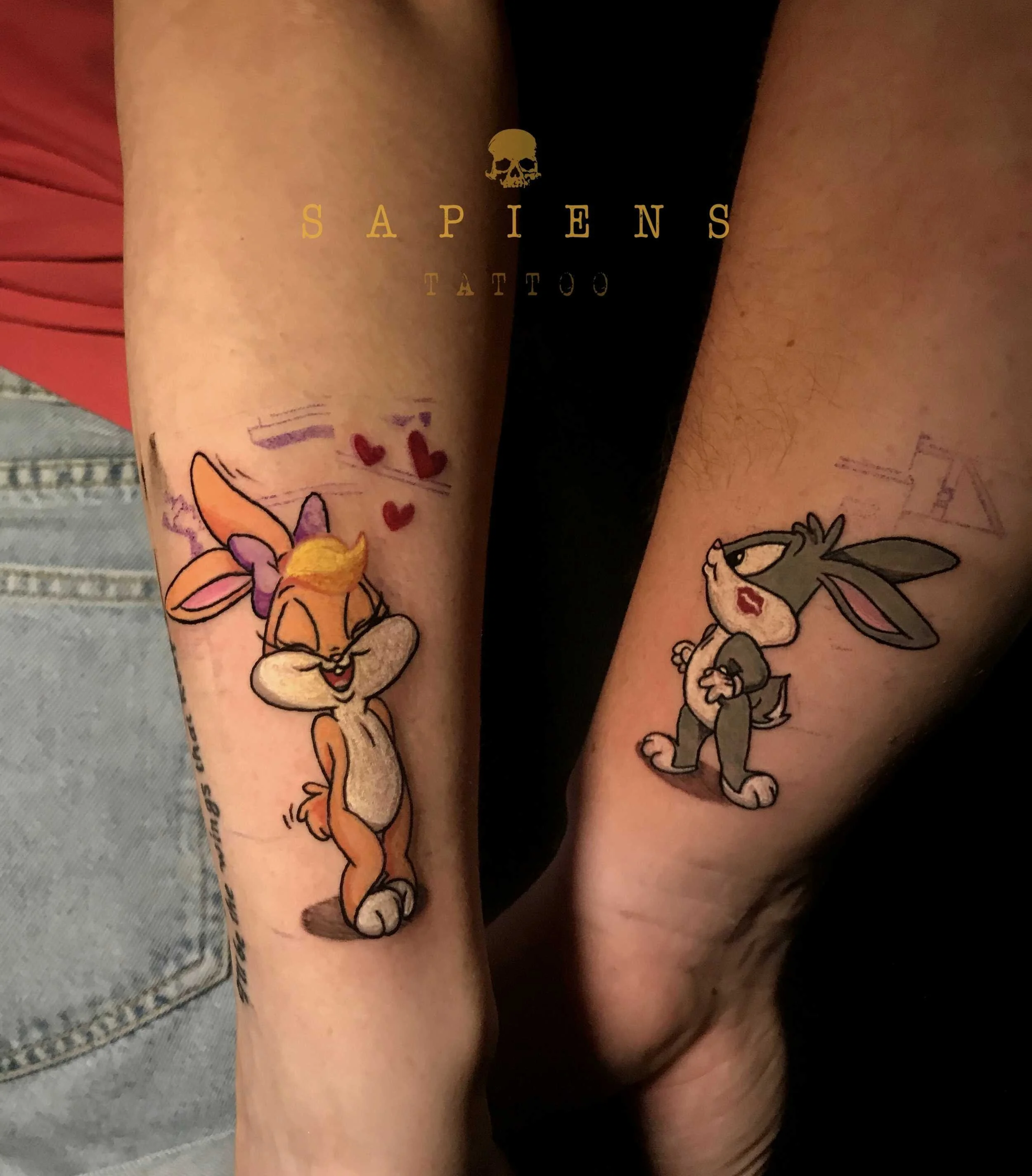 tatuaj color cu little bugs bunny and lola pe antebrat exterior pentru cuplu