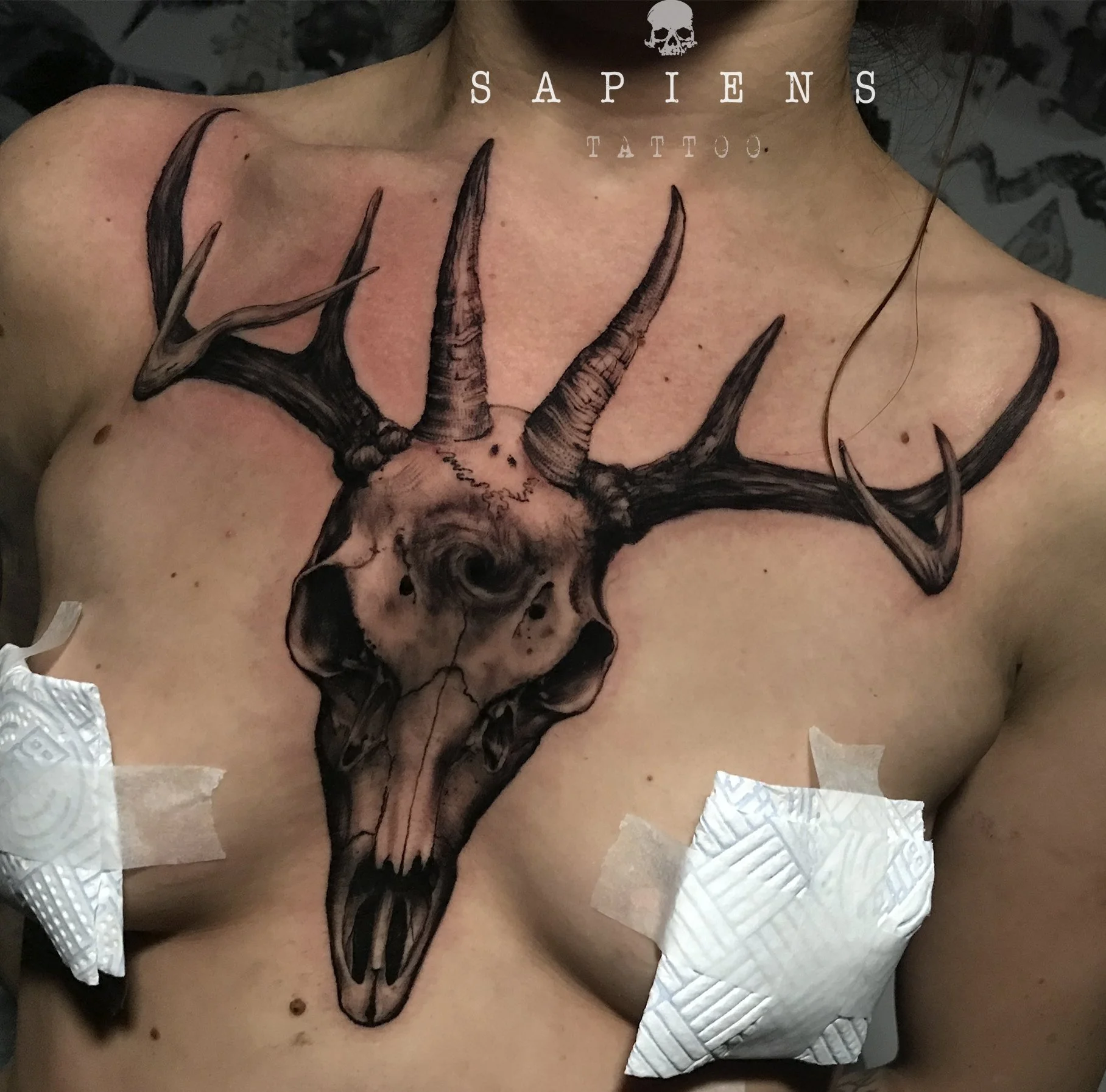 tatuaj mare pe piept pentru femei in stil ghotic