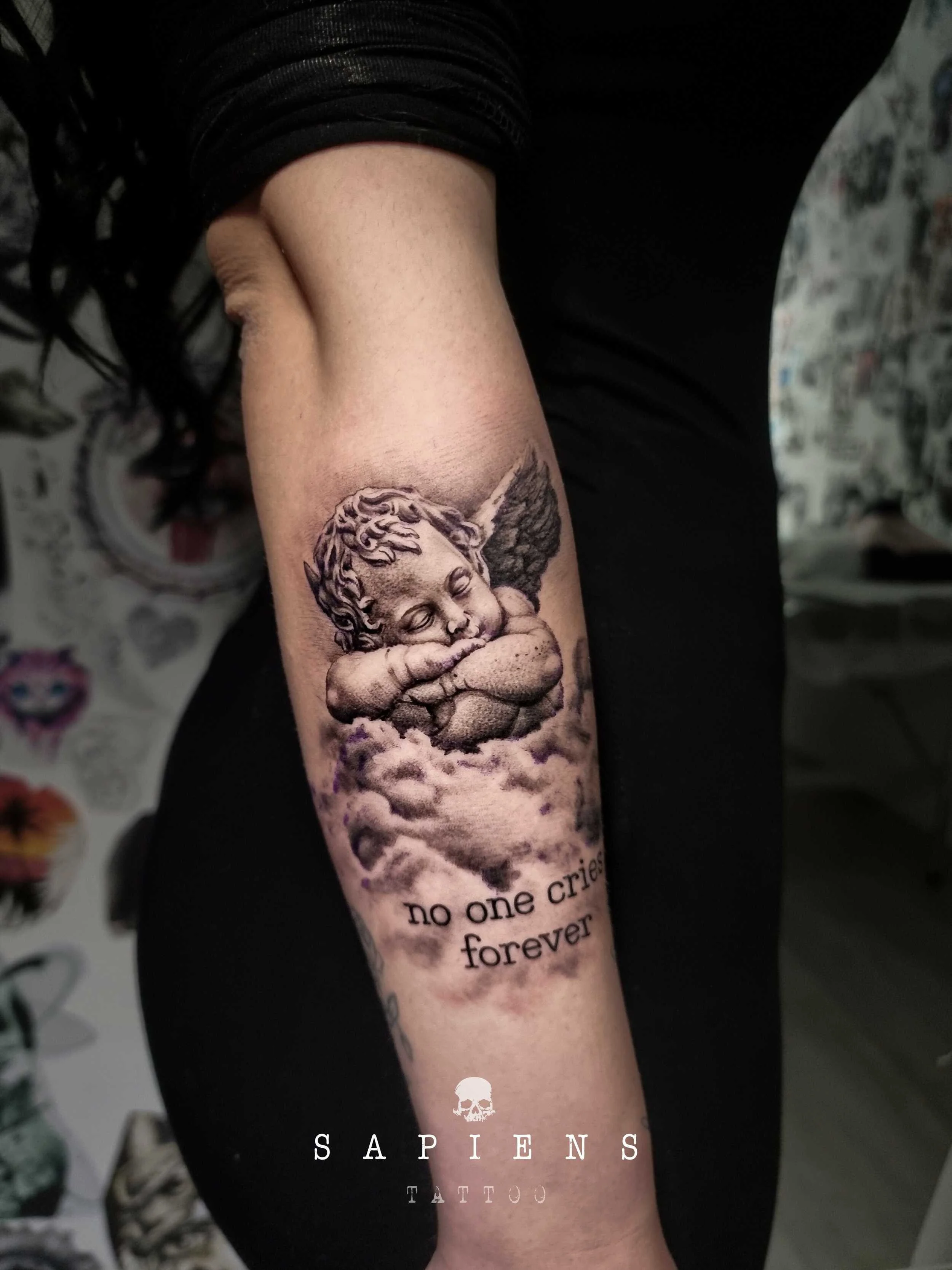 tatuaj microrealism cu inger ce sta in nori tatuaj realizat pe antebrat exterior