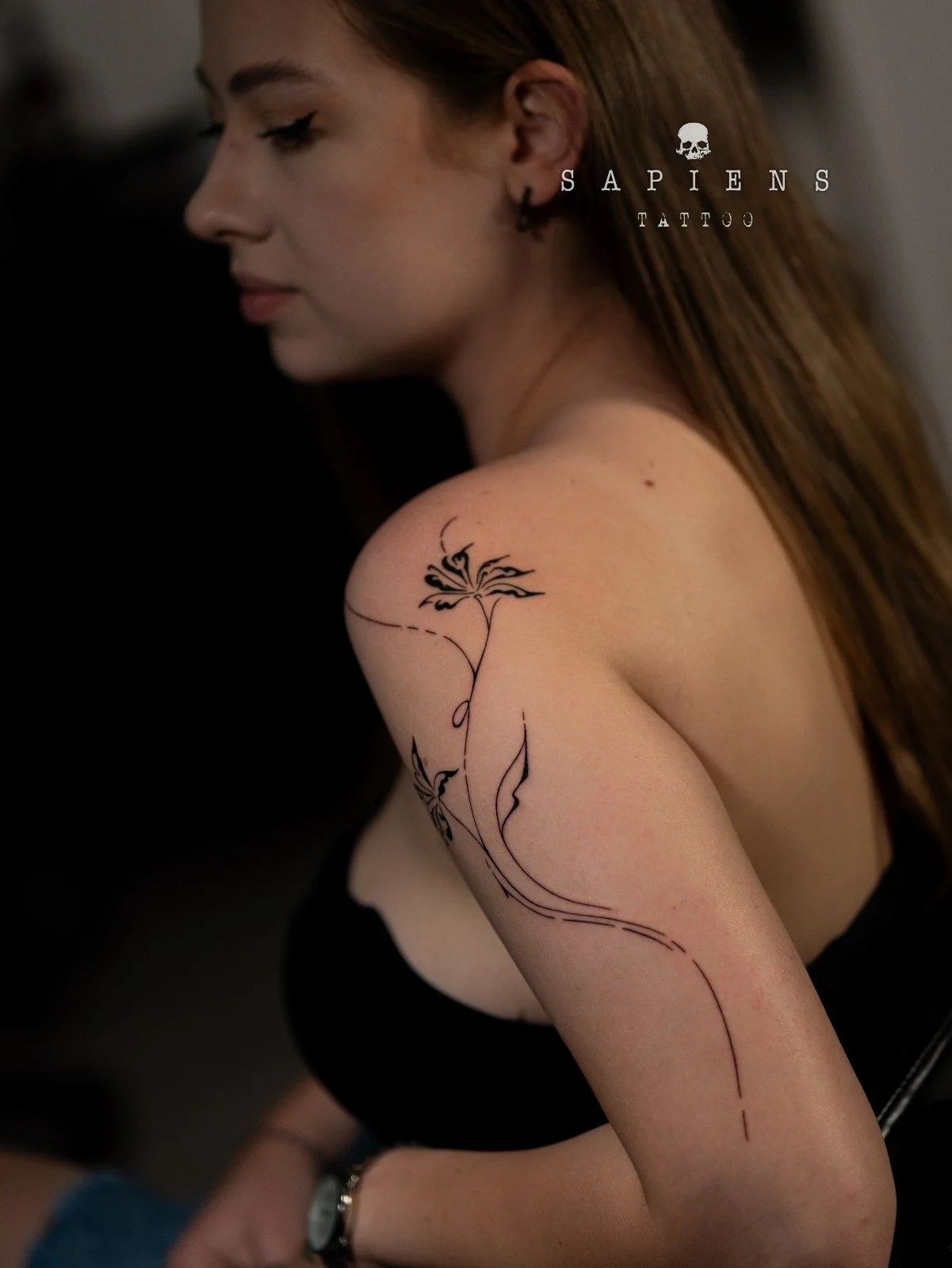 tatuaj din linii negre pe bratul si umarului unei fete