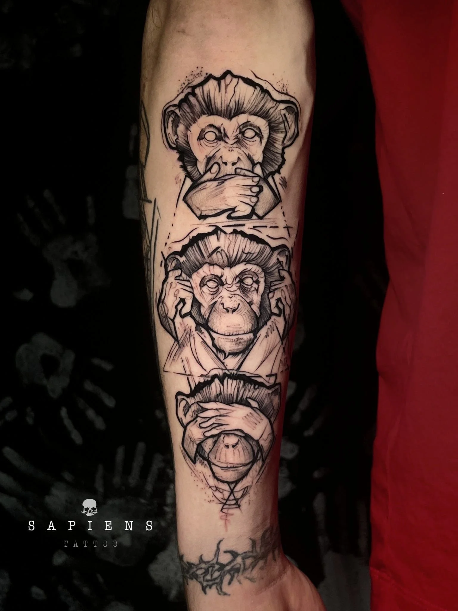 tatuaj pe antebrat exterior cu 3 maimute