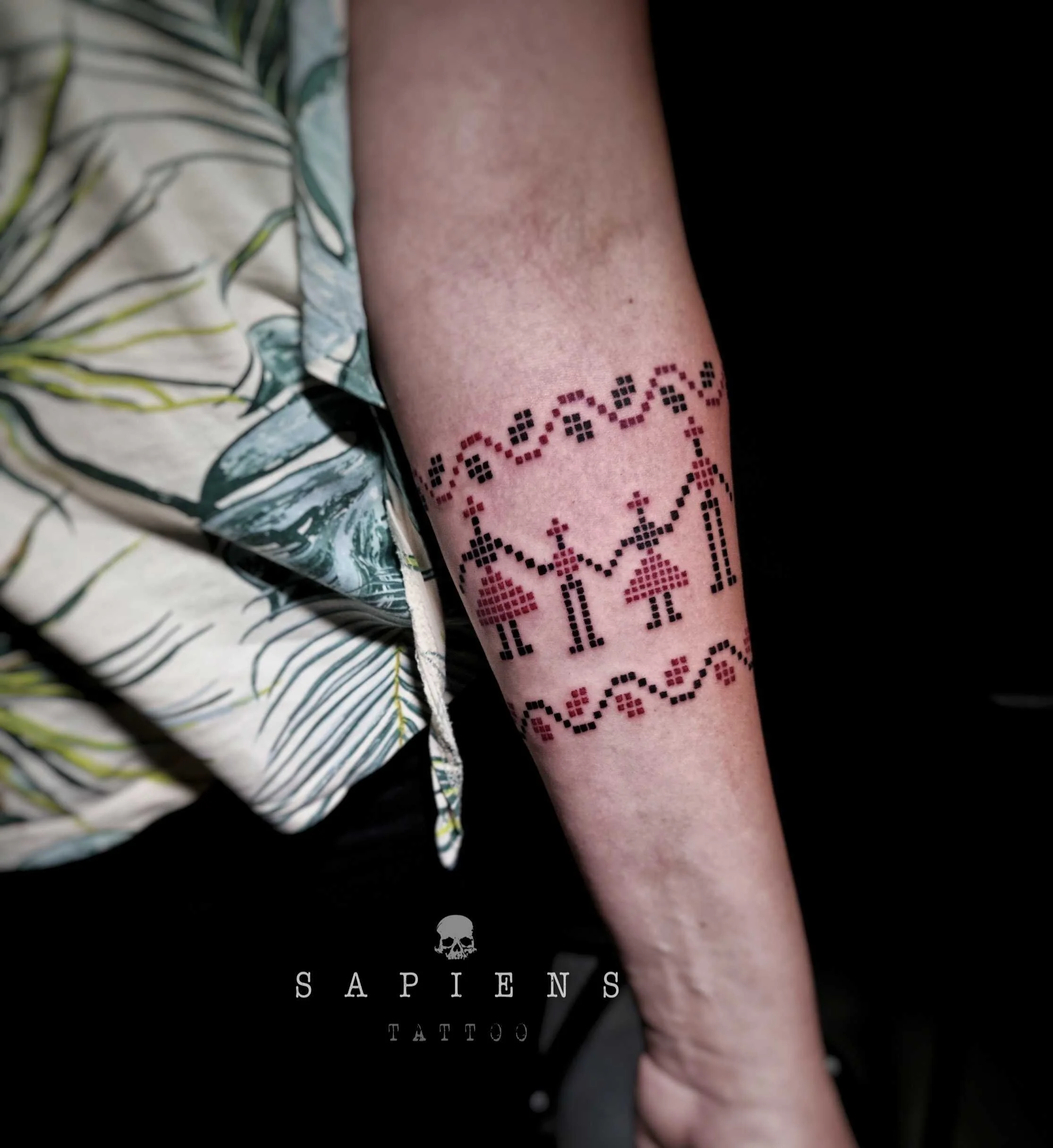 tatuaj cu motive traditionale romanesti tatuaj stil bratara cu motive traditionale romanesti de jur imprejurul antebratului