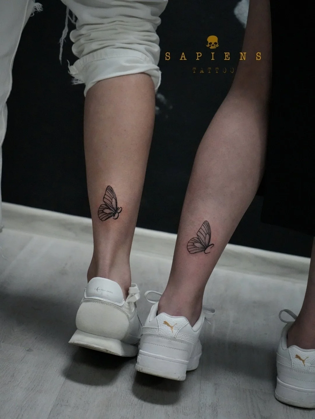 tatuaj matching pe picior pentru doua prietene cu initiale si fluturi