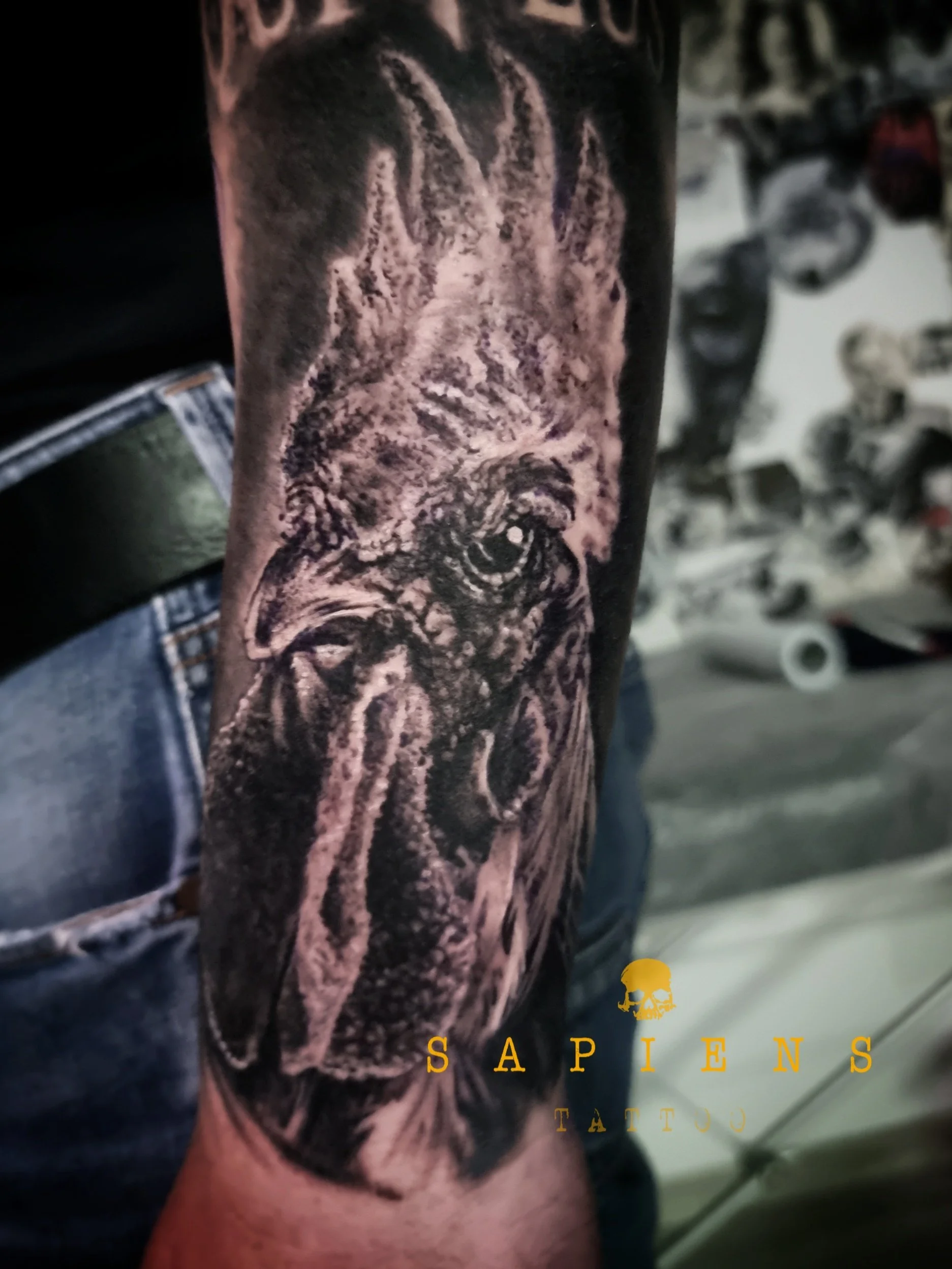 tatuaj black and white cu pasare