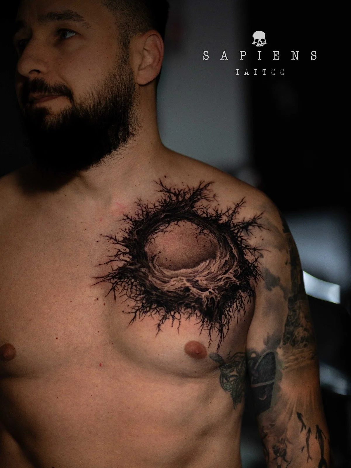 tatuaj pe piept cu un model abstract balck and gray