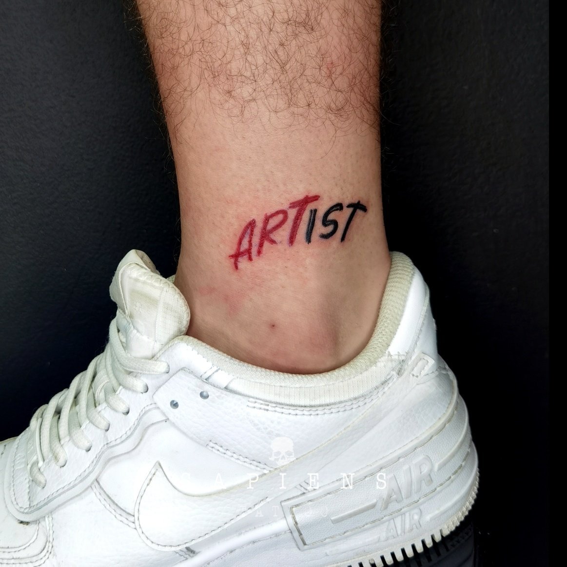 tatuaj pe glezna piciorului cu scris simplu si tus rosu