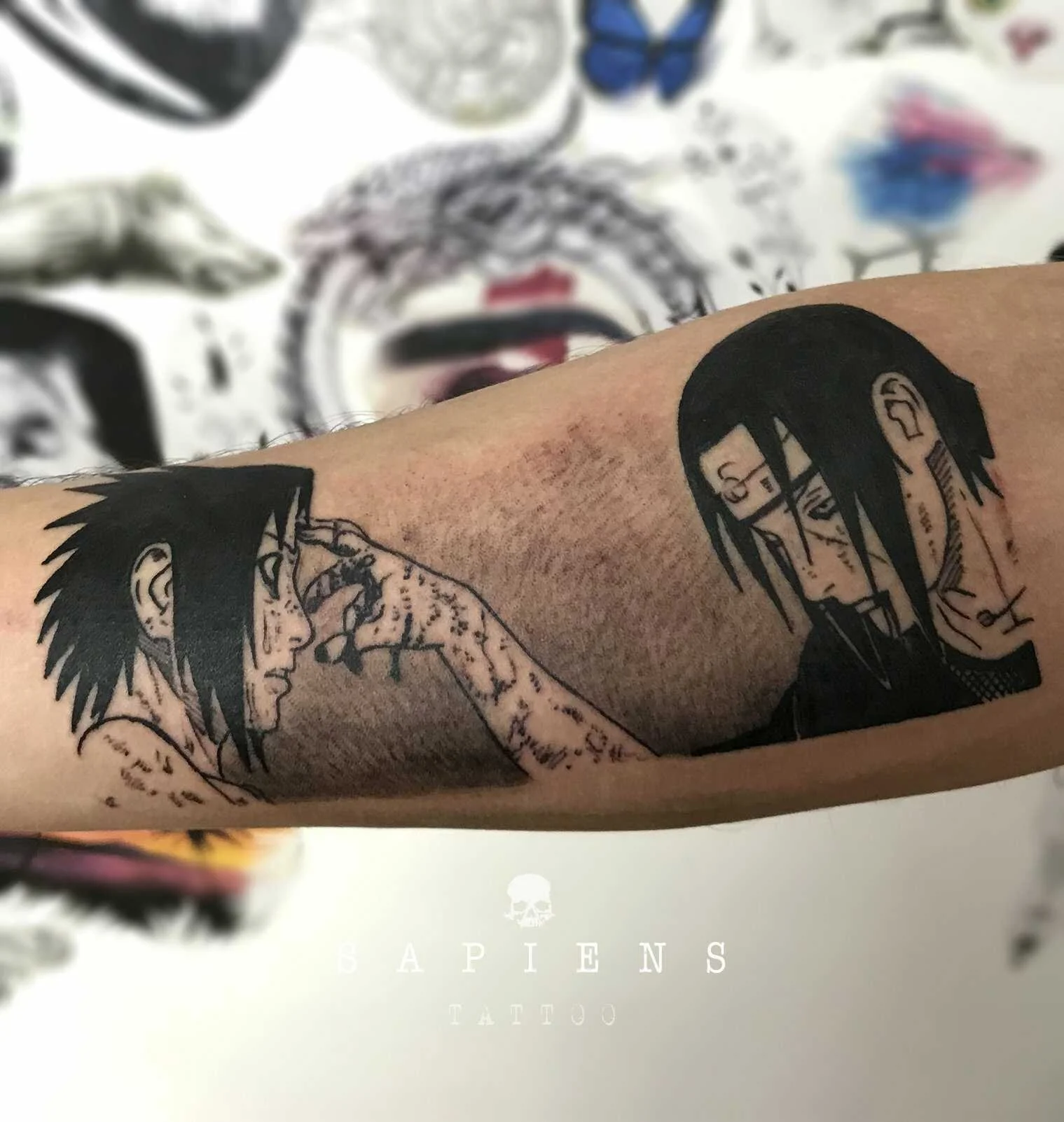 tatuaj pe antebrat cu o scena din naruto
