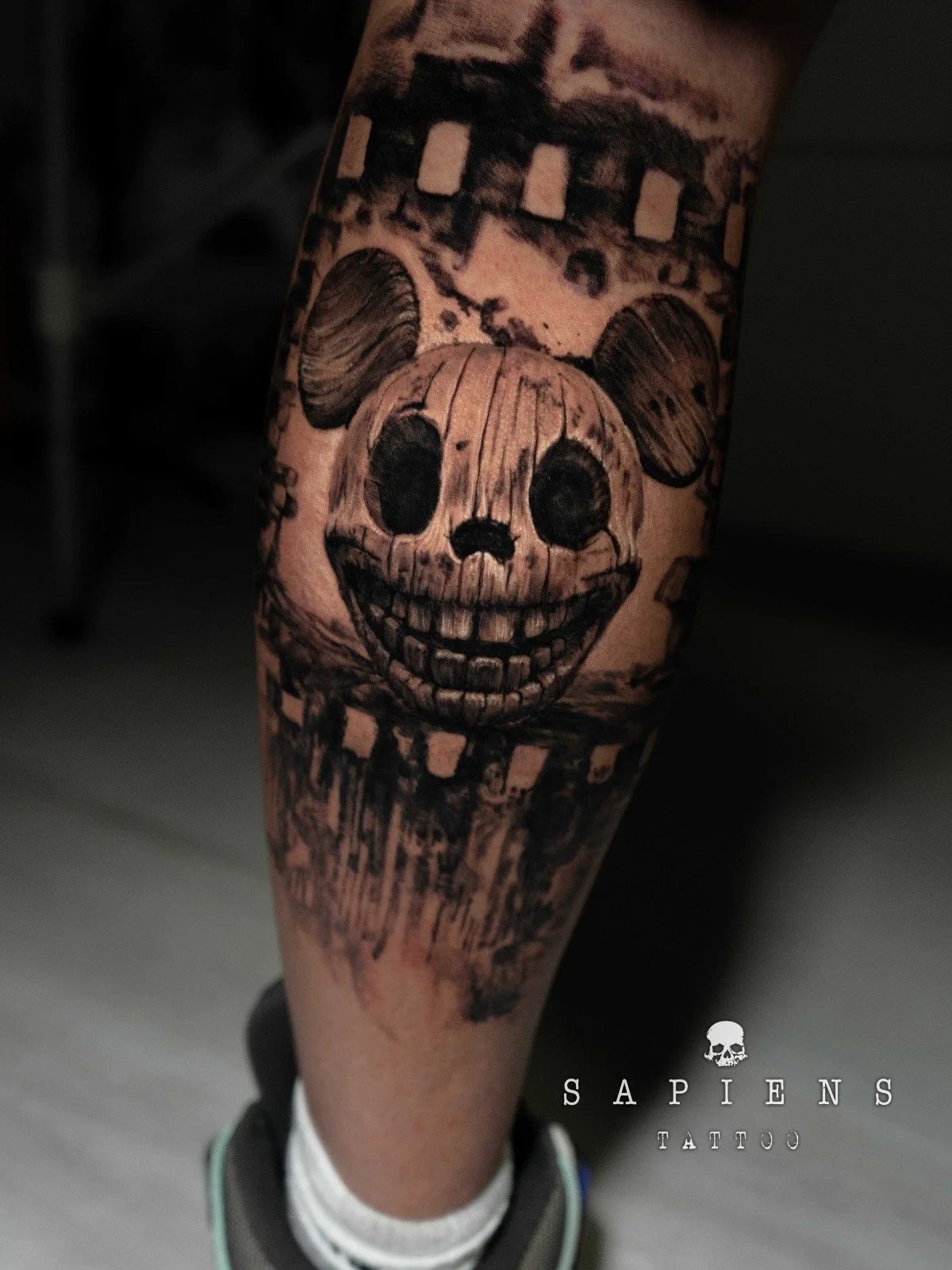 tatuaj pe gamba spate personalizat cu micky mouse dar intrun stil personalizat