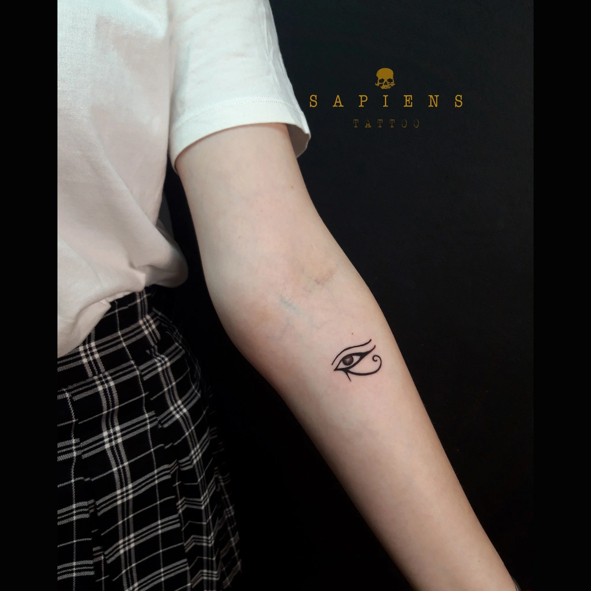 tatuaj mic cu simbol egiptean ochiul lui ra