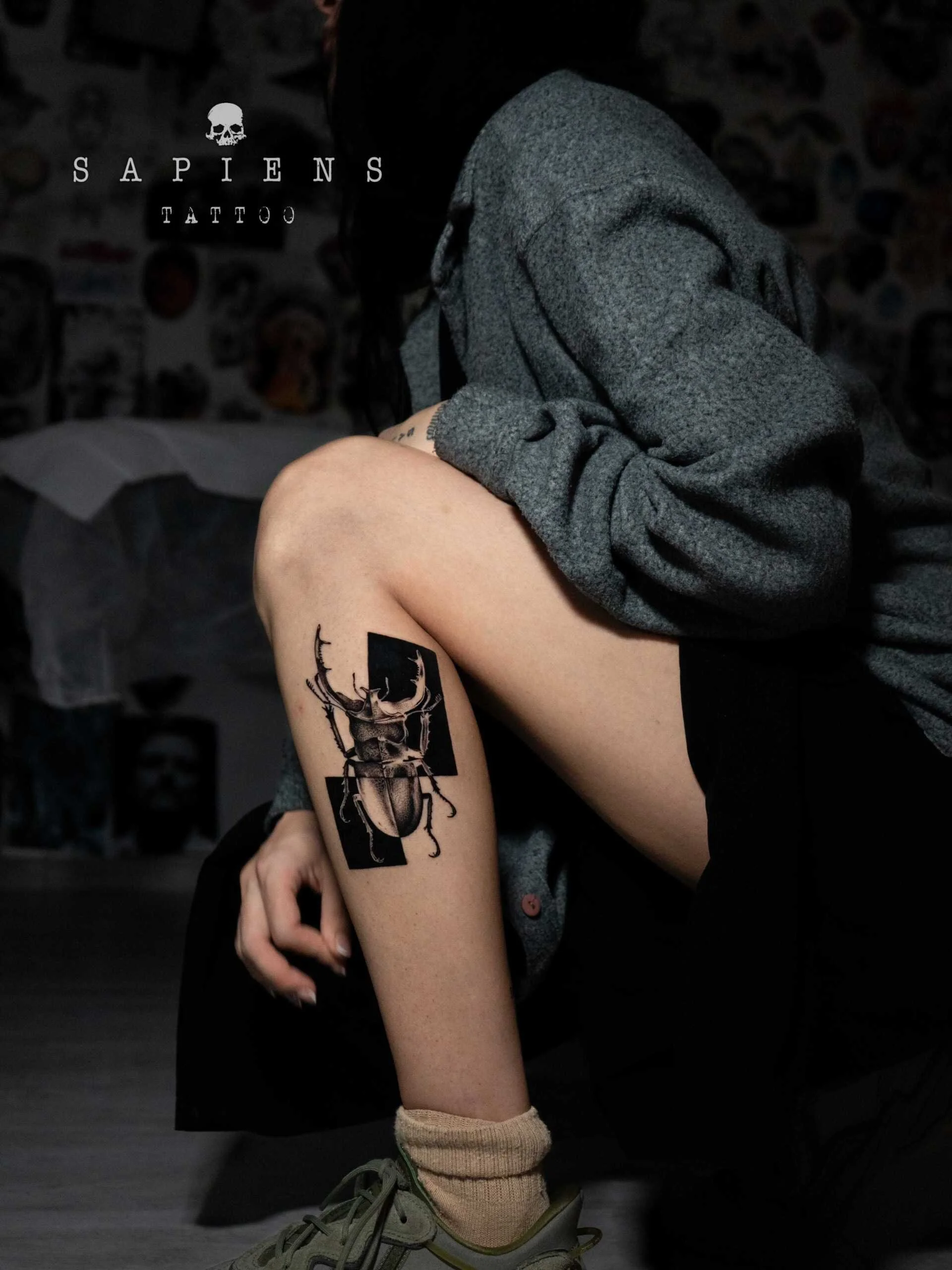 tatuaj custom pe gamba lateral exterioara a unei fete cu un tatuaj mic pe picior