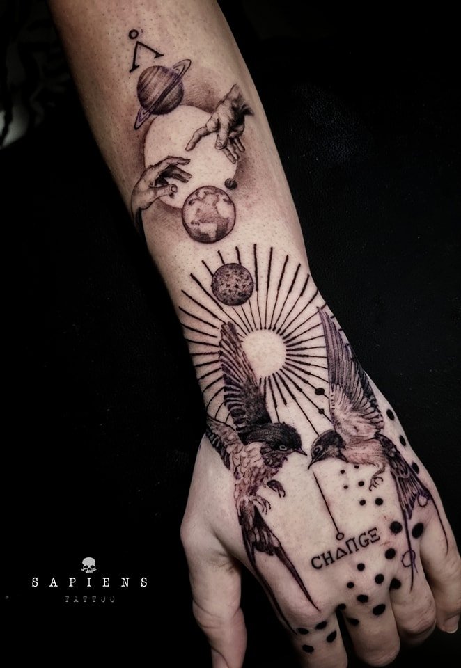 tatuaj microrealism pe mana si antebrat exterior in stil conceptual cu randunele si alte simboluri