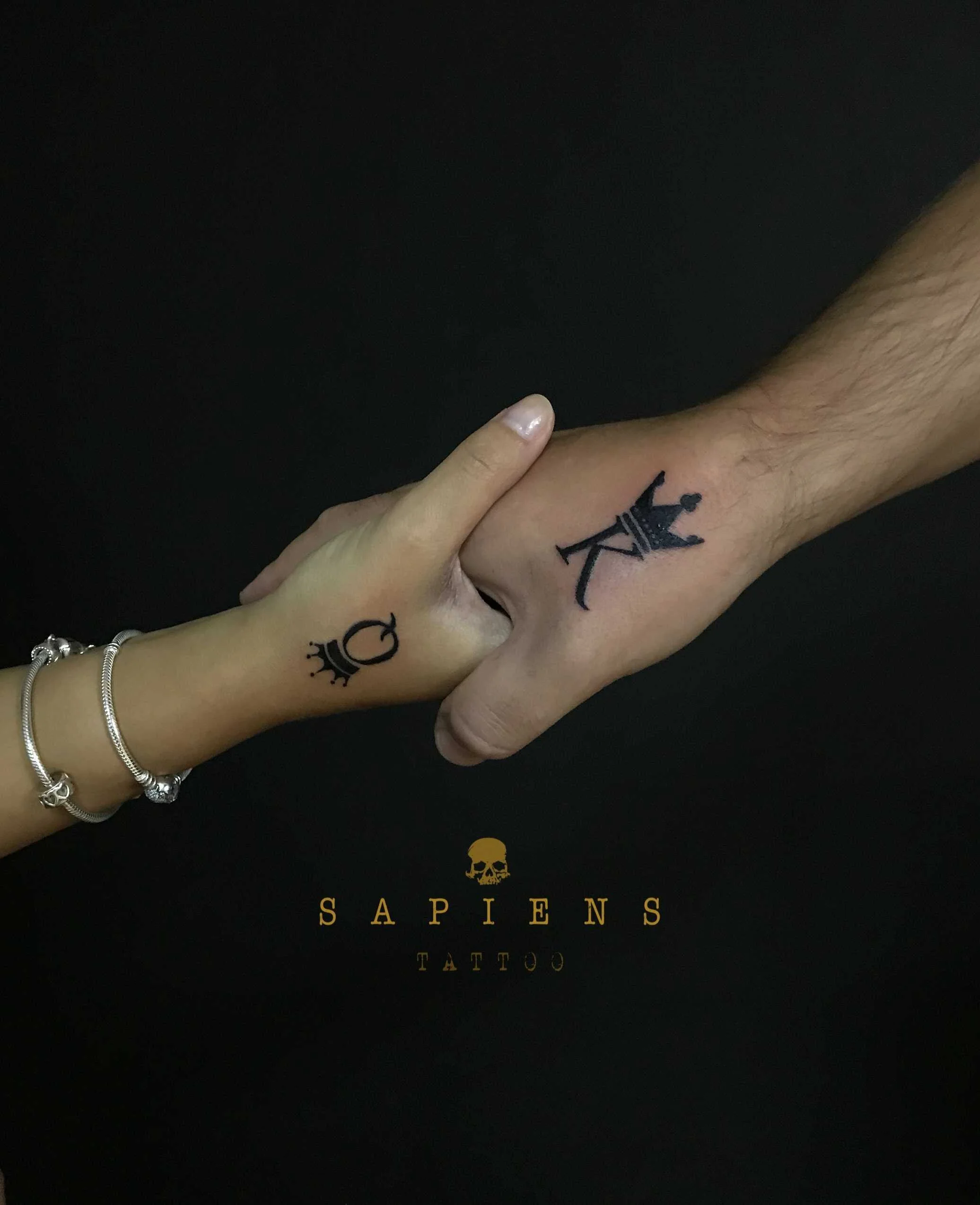 tatuaj de cuplu pentru femeie si barbat realizat pe mana cu queen and king si coroana deasupra