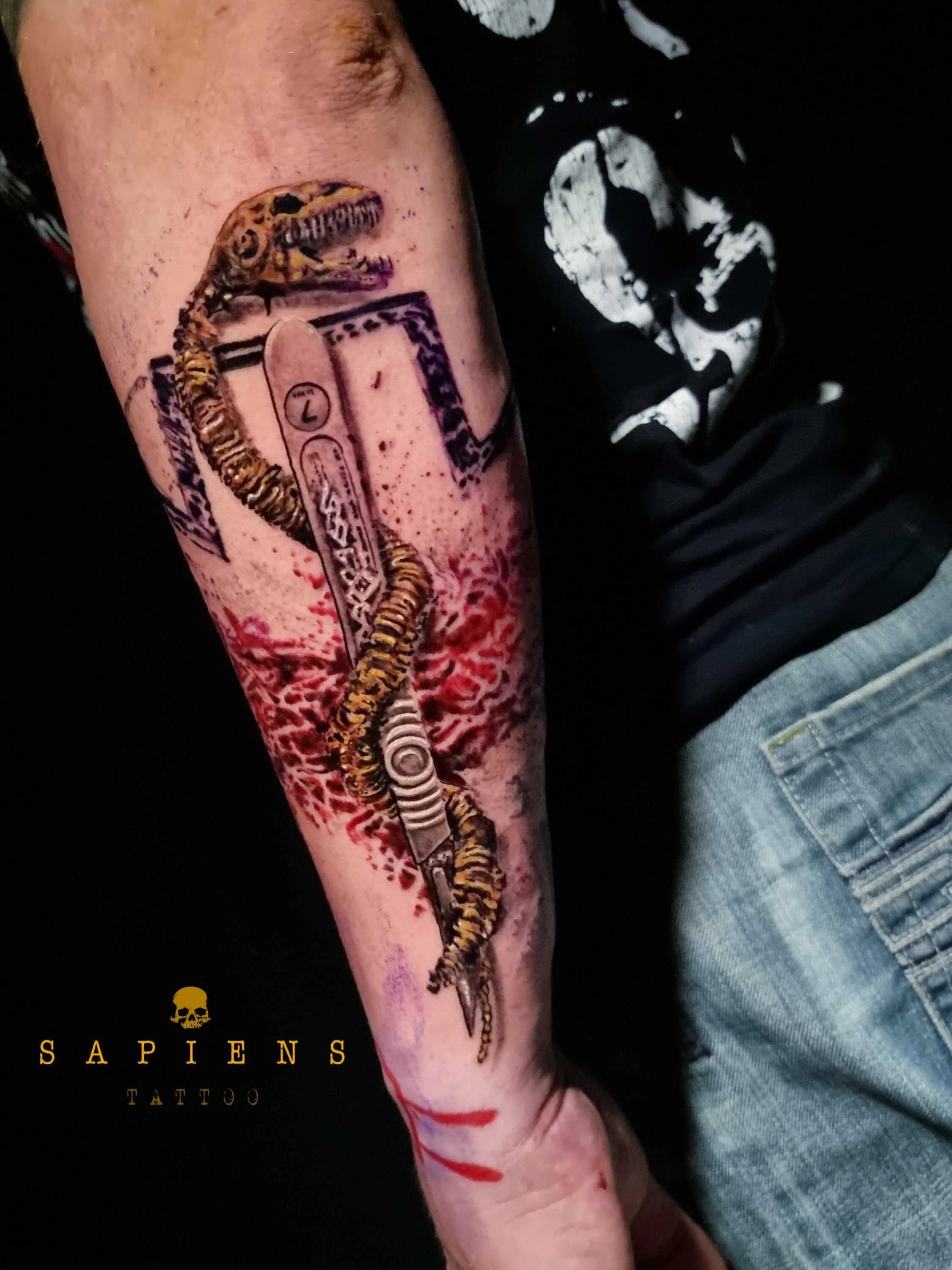 barbat cu sarpe color tatuat pe brat