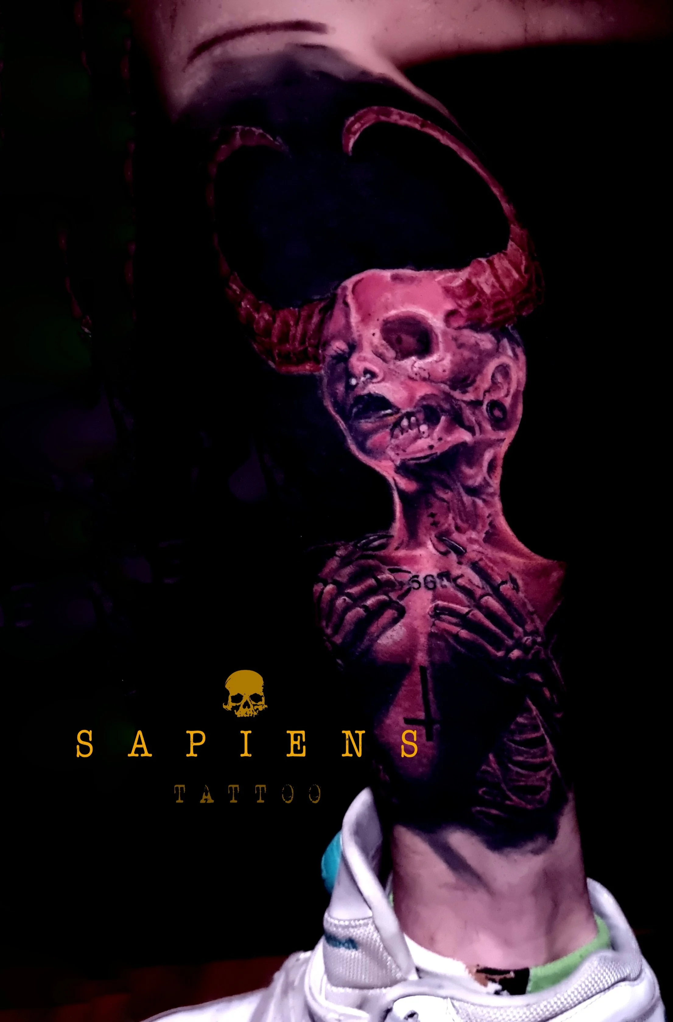 tatuaj full black pe gamba cu o silueta cu tus rosu pe lateralul gambei