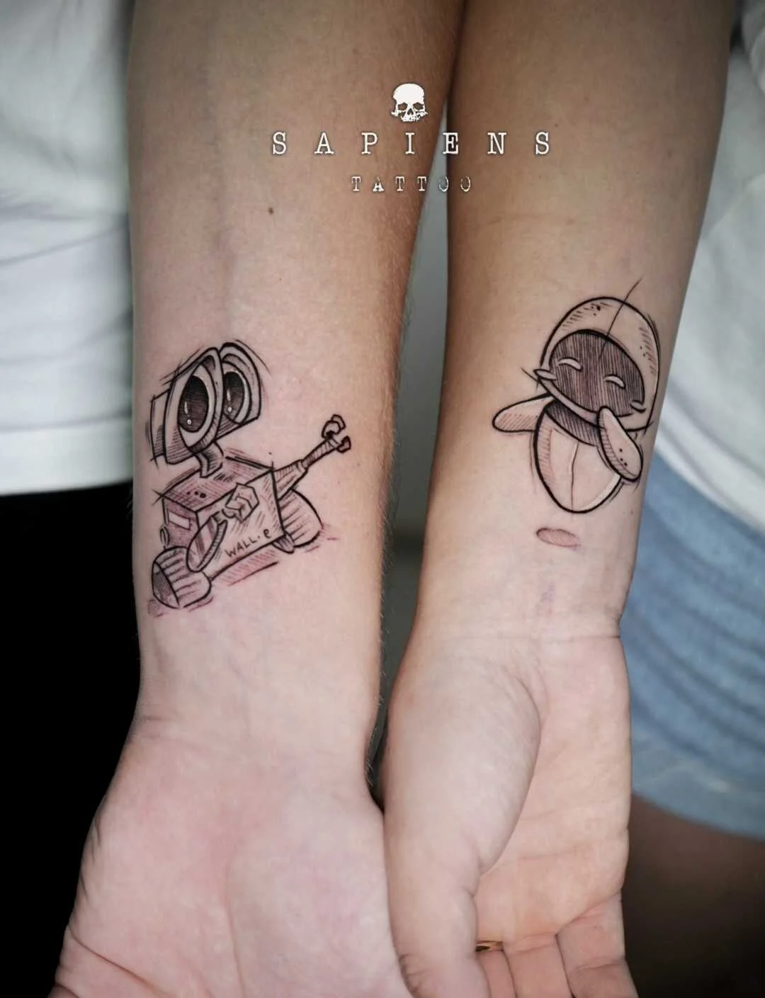 cuplu cu doua tatuaje matching la incheitura mainii