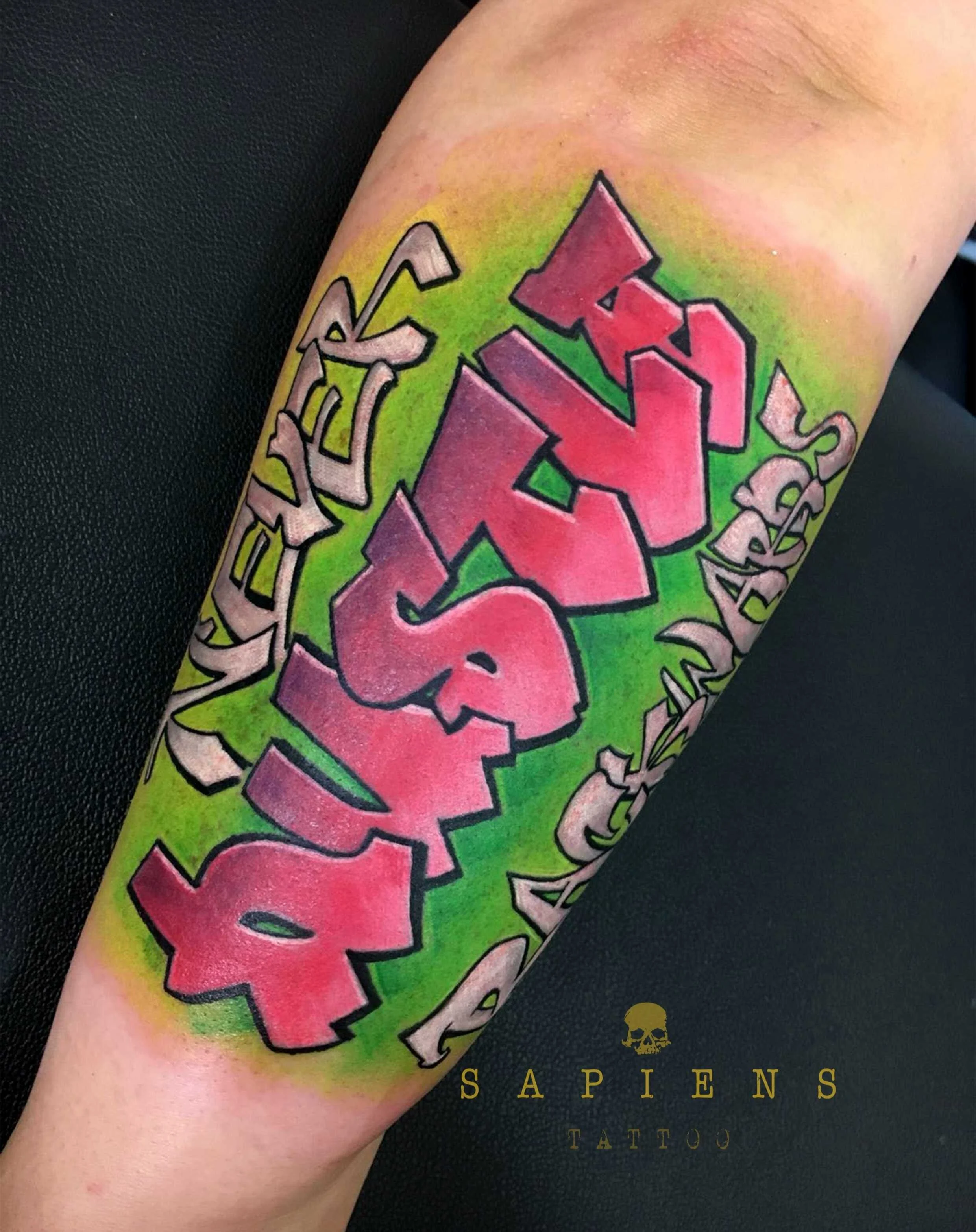 tatuaj color pe antebrat exterior cu scris graffiti pentru baieti
