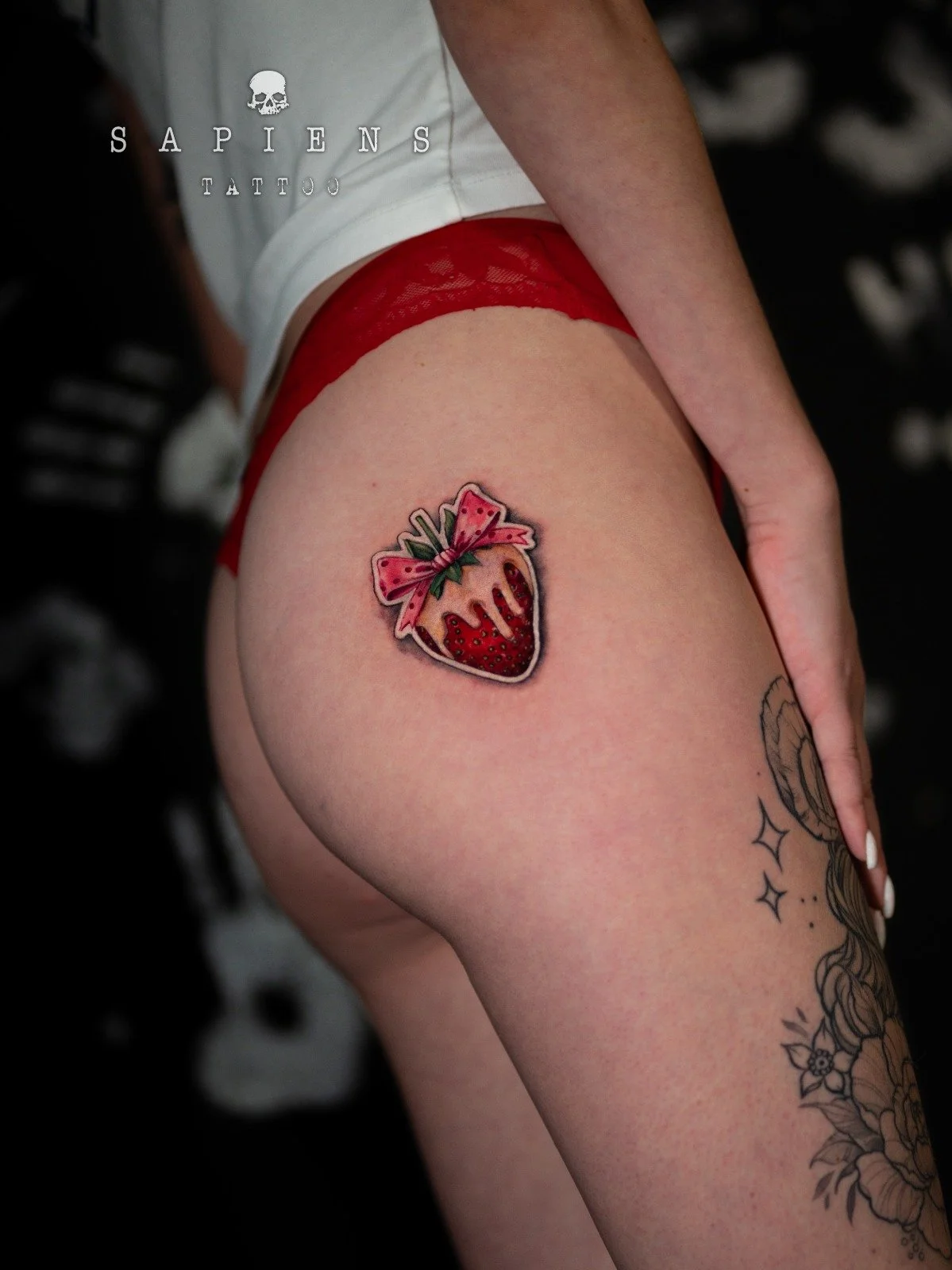 tatuaj color pe fesier pentru o fata tatuaj color cu o capsuna rosie si fundita