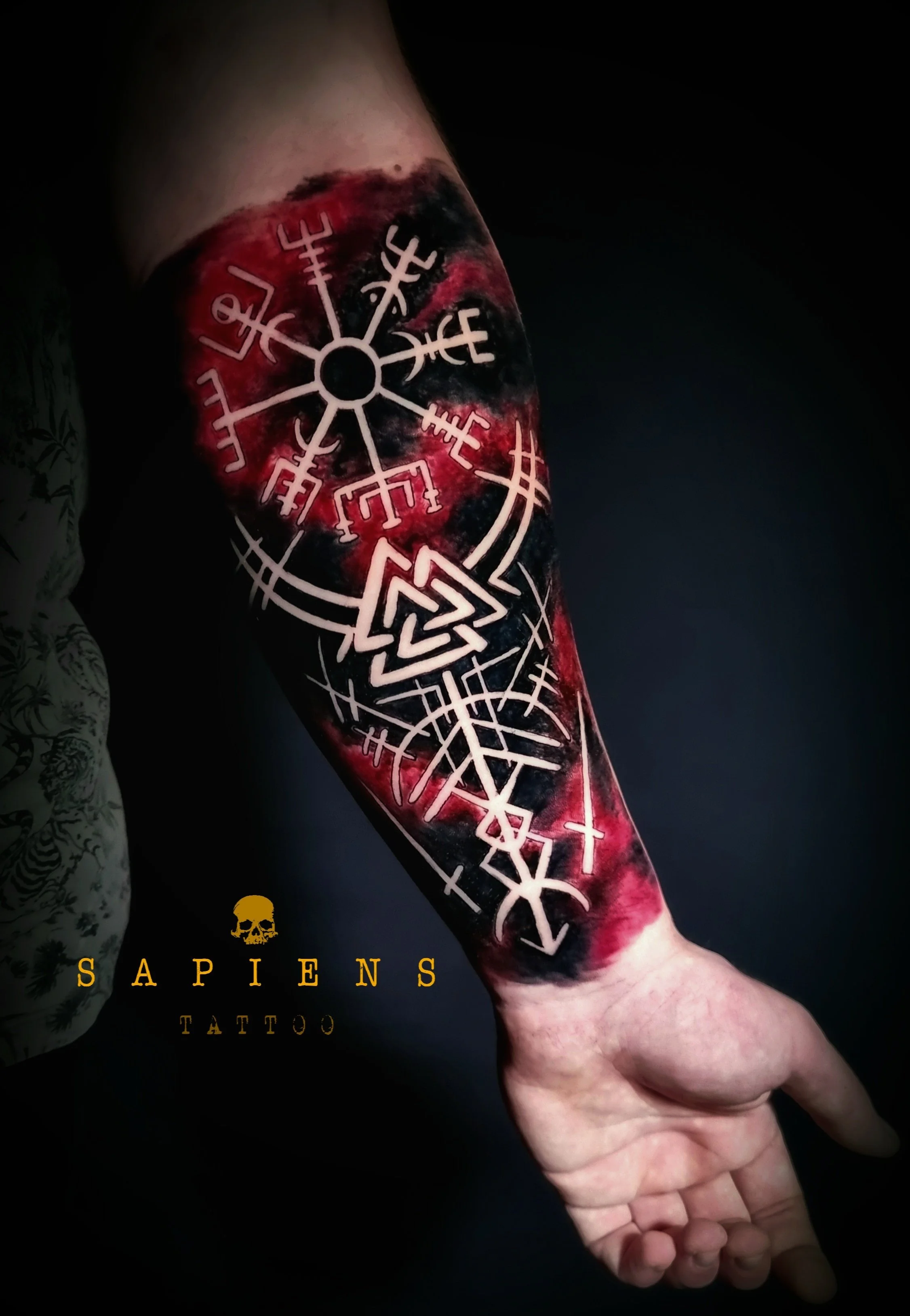 tattoo pe antebrat interior cu cu rune vikinge si simboluri vikinge