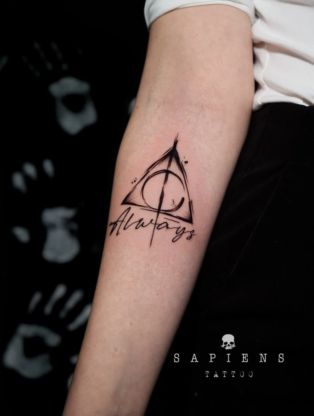 tatuaj cu triunghi inspirat din seria de filme si carti harry potter