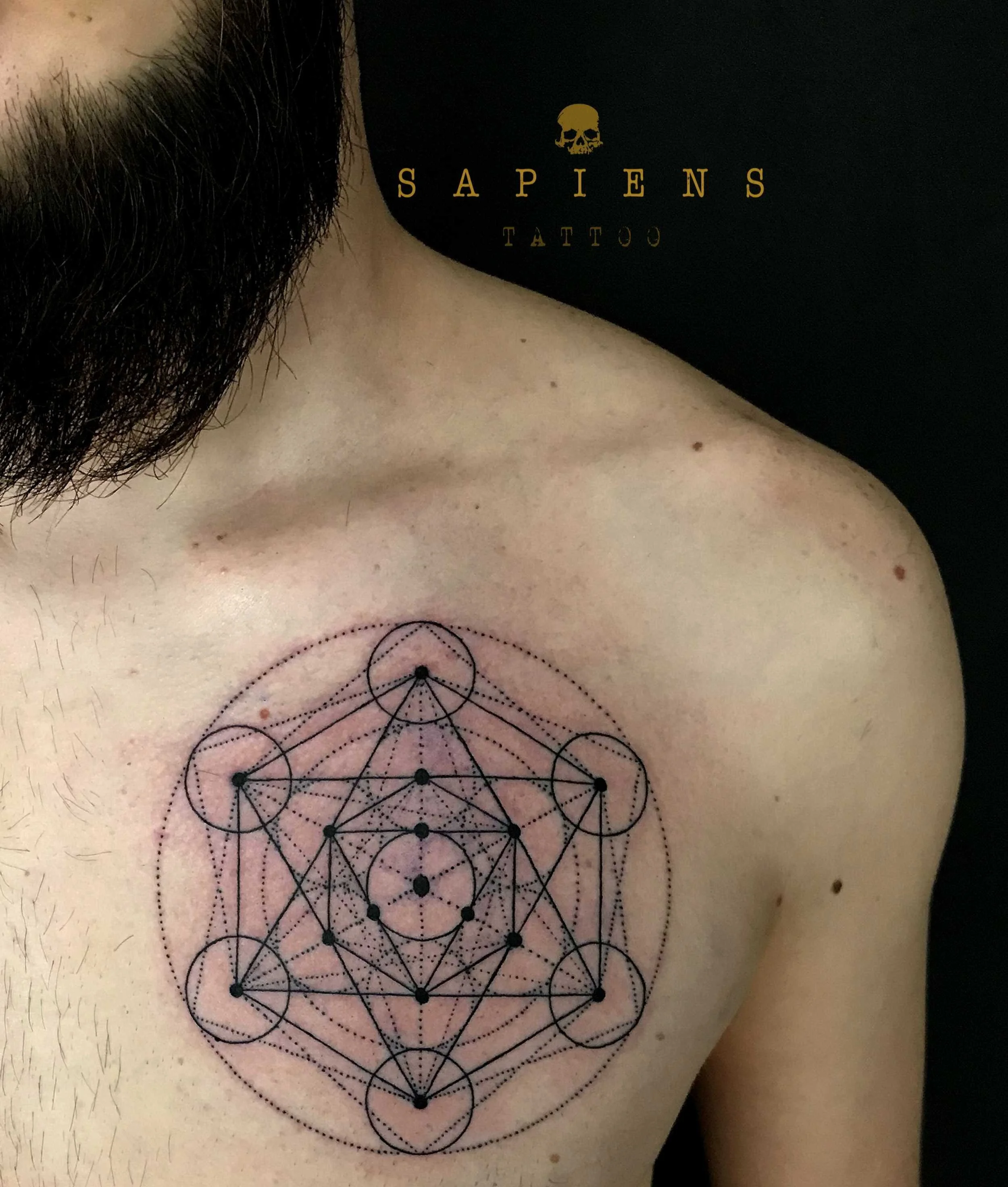 tatuaj geometric pe piept cu linii subtiri