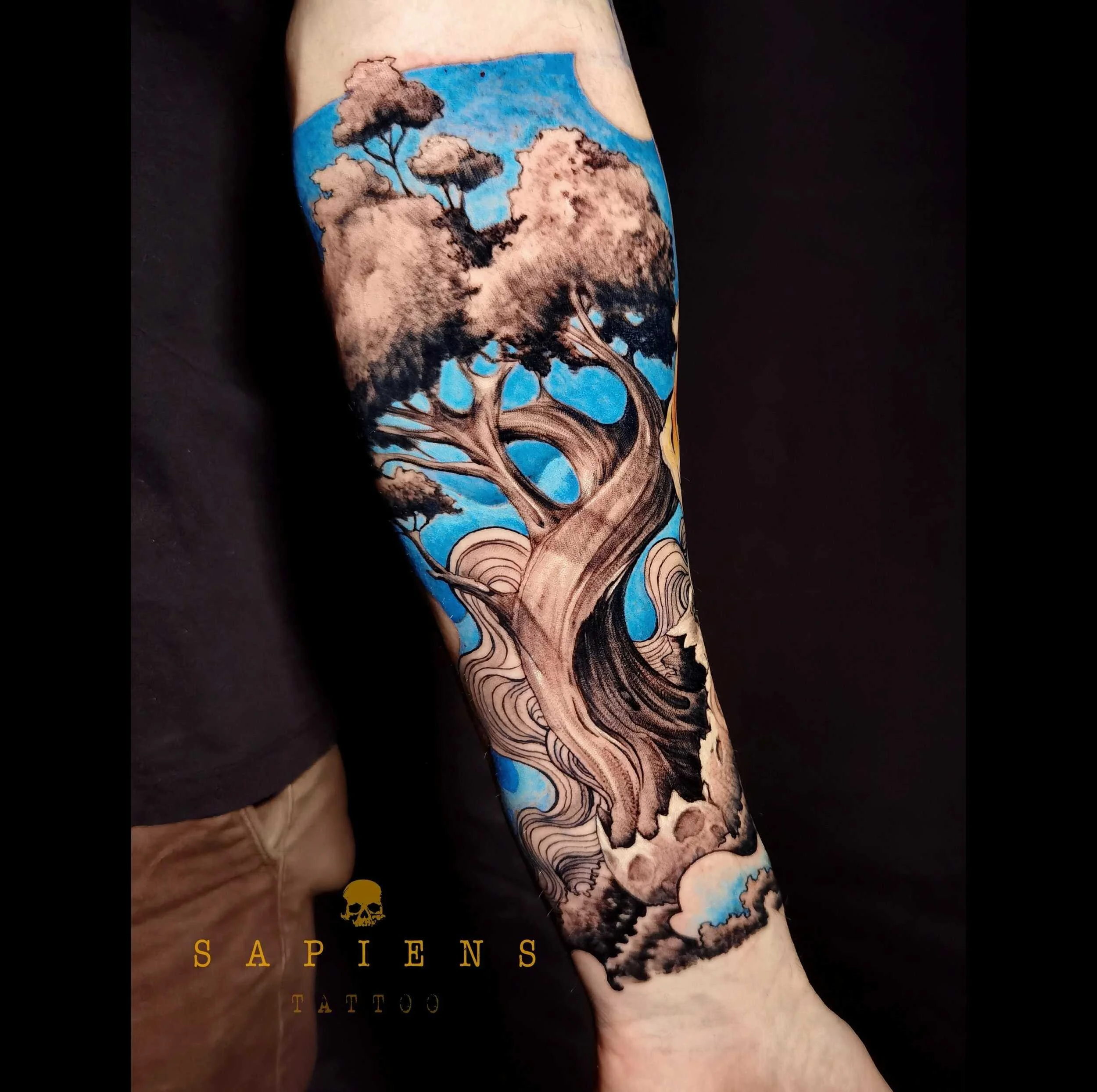 tatuaj cu fundal albastru si copacul vietii realizat pe antebrat