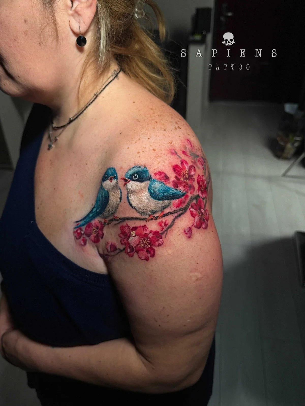 tatuaj pe umar pentru femei cu doua randunele color si o floare de cires color