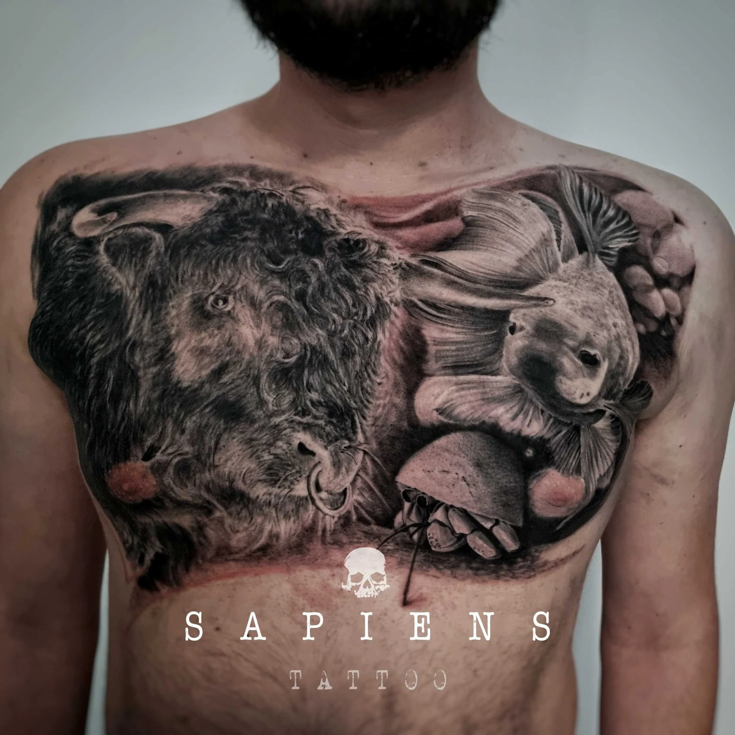 barbat cu pieptul tatuat