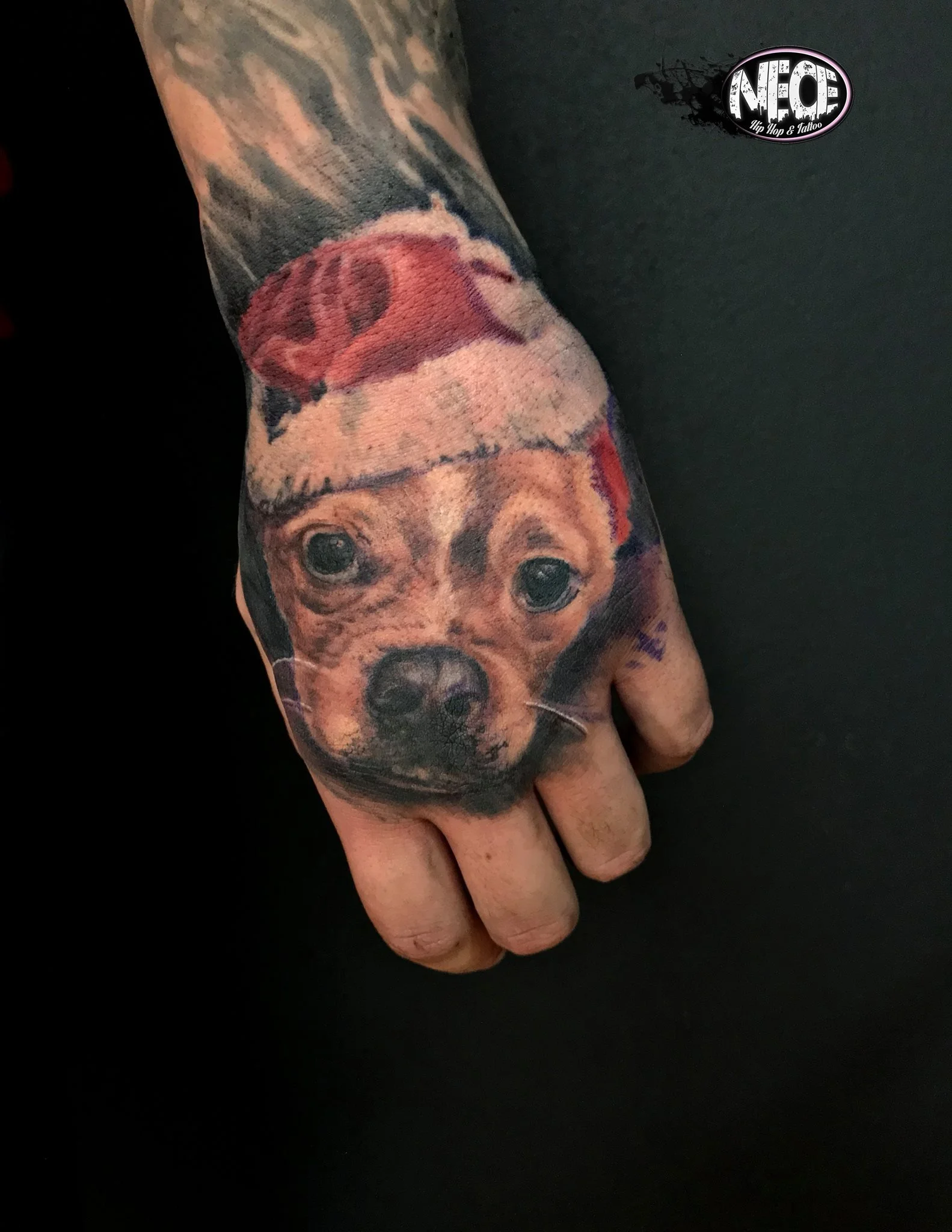tatuaj color pe mana cu portretul cainelui realizat in stil realistic color