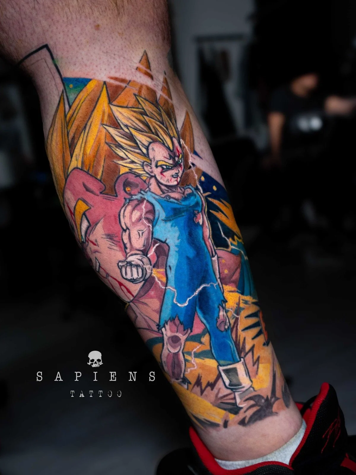 tatuaj color pe gamba picior cu naruto din desenele animate naruto shippuden